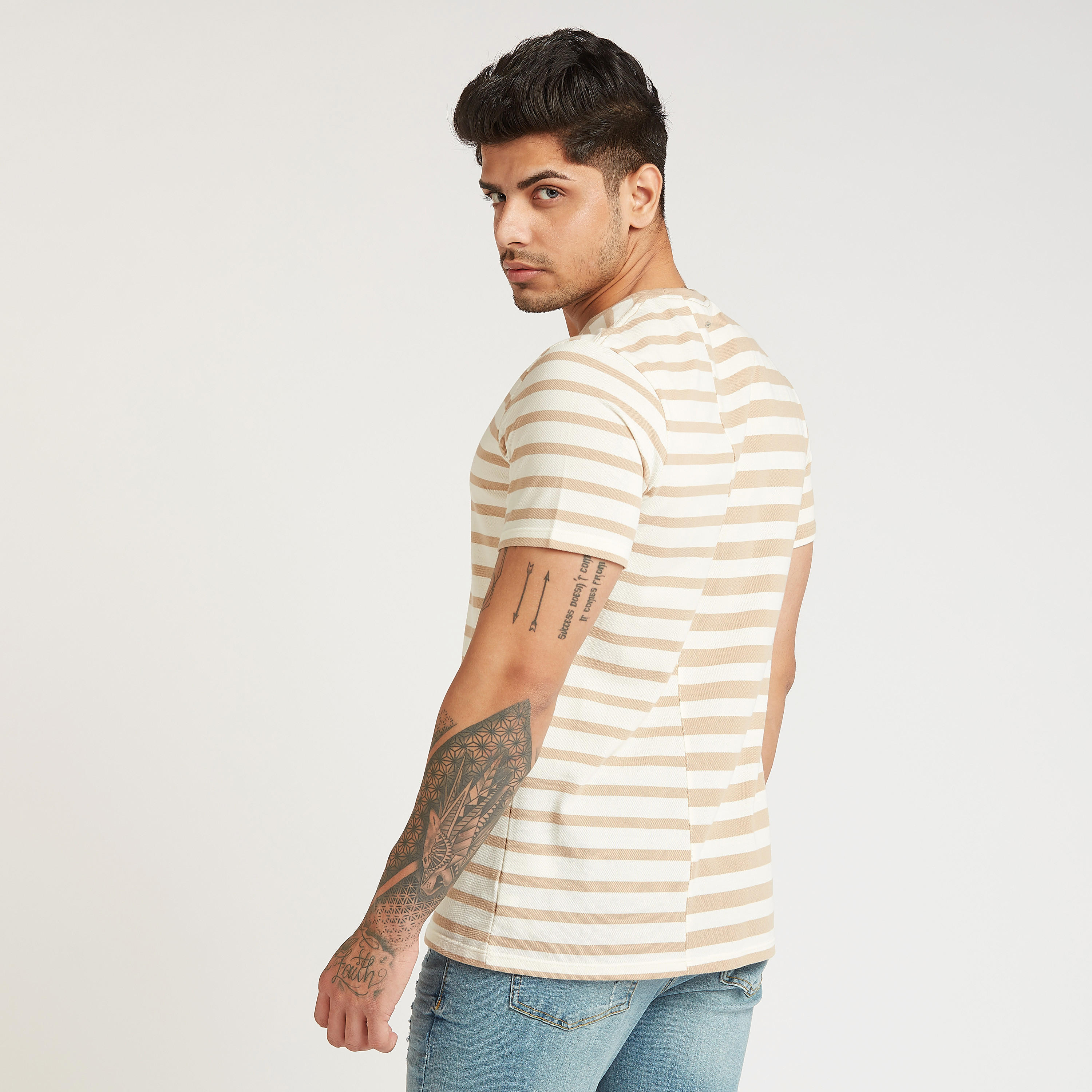 تيشيرت بقصة سليم مخطط بياقة ضيّقة وأكمام قصيرة من آيكونيك-men-clothing-tshirtsandpolos-tshirts-image-4