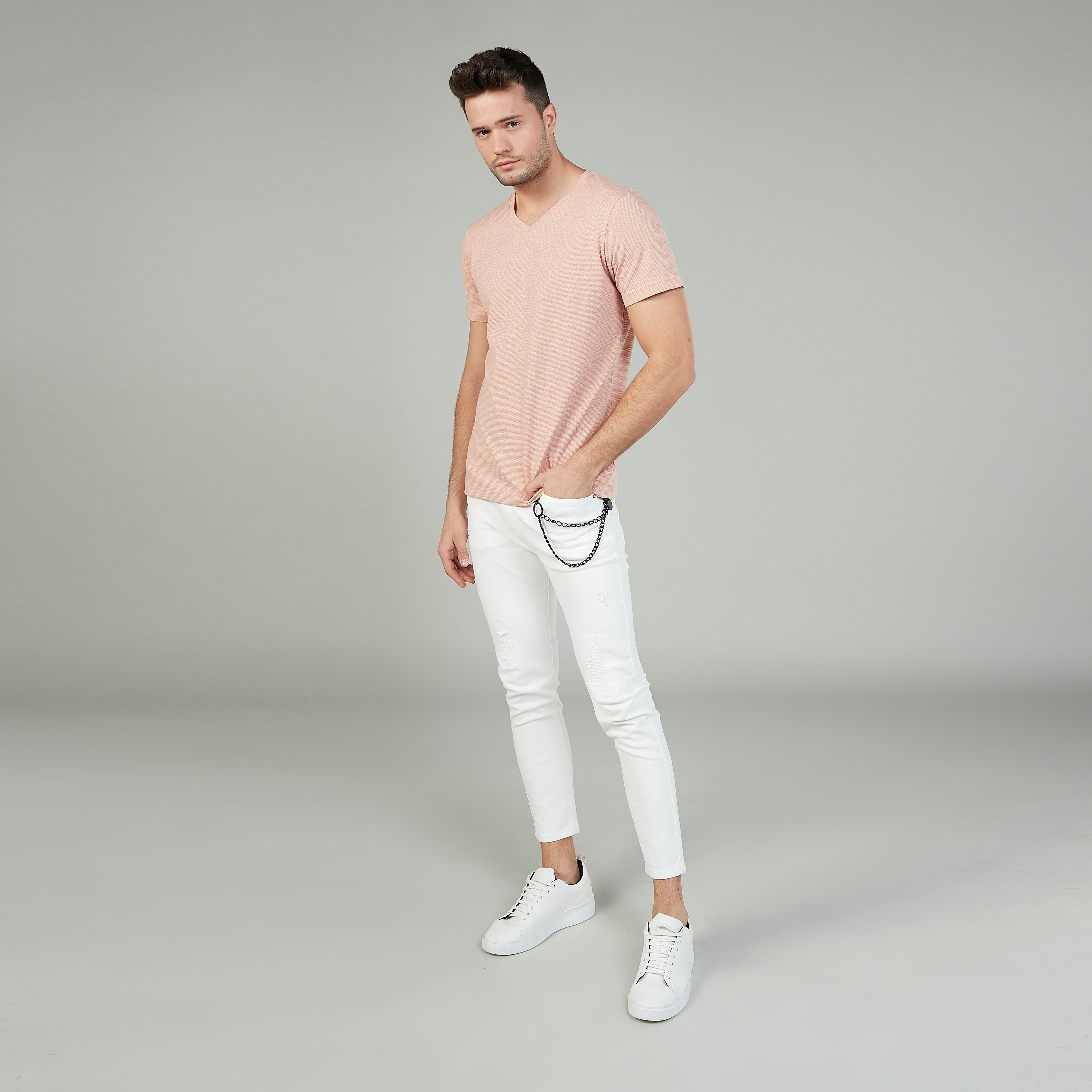 تيشيرت سليم بارز الملمس بياقة v وأكمام قصيرة-men-clothing-tshirtsandpolos-tshirts-image-2