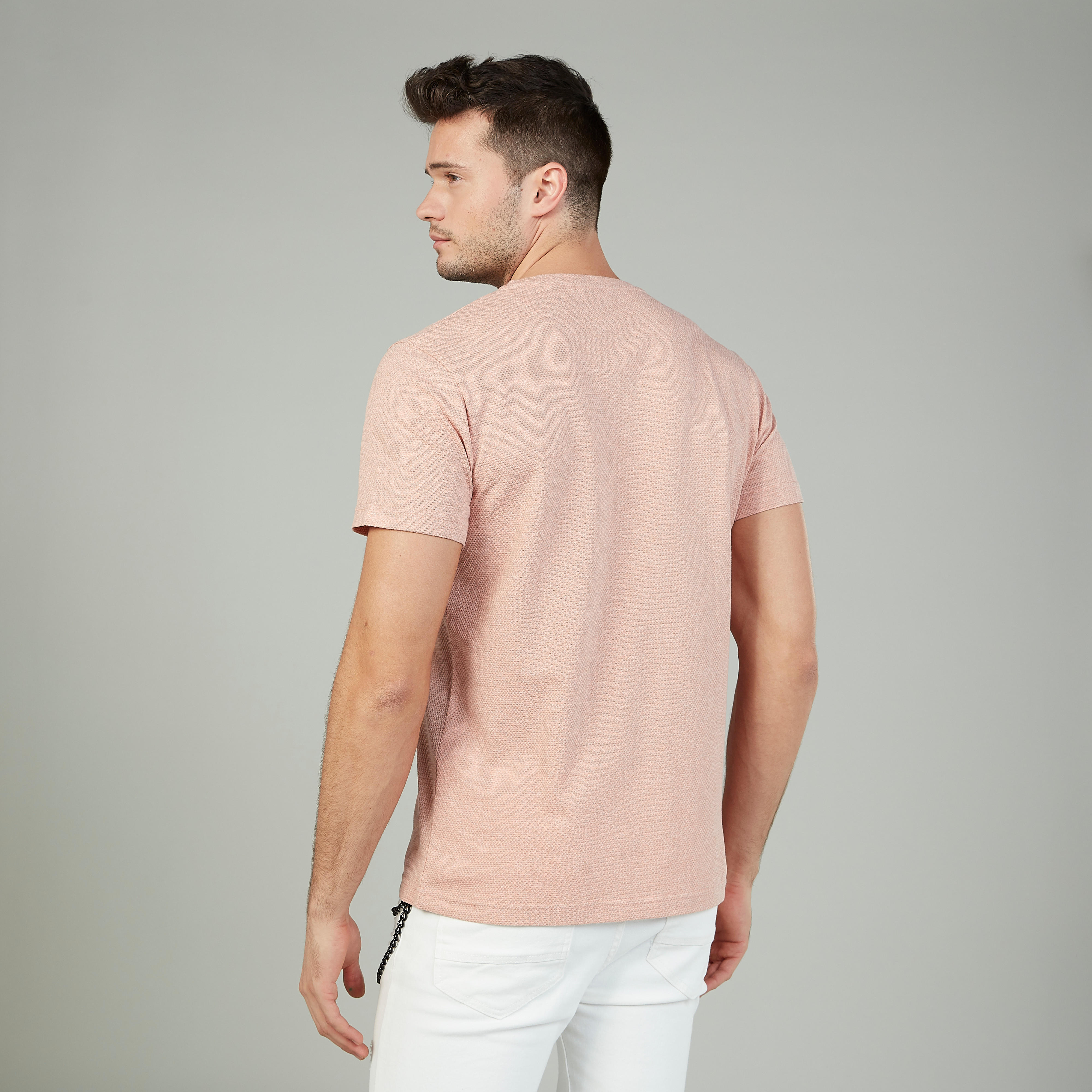 تيشيرت سليم بارز الملمس بياقة v وأكمام قصيرة-men-clothing-tshirtsandpolos-tshirts-image-4