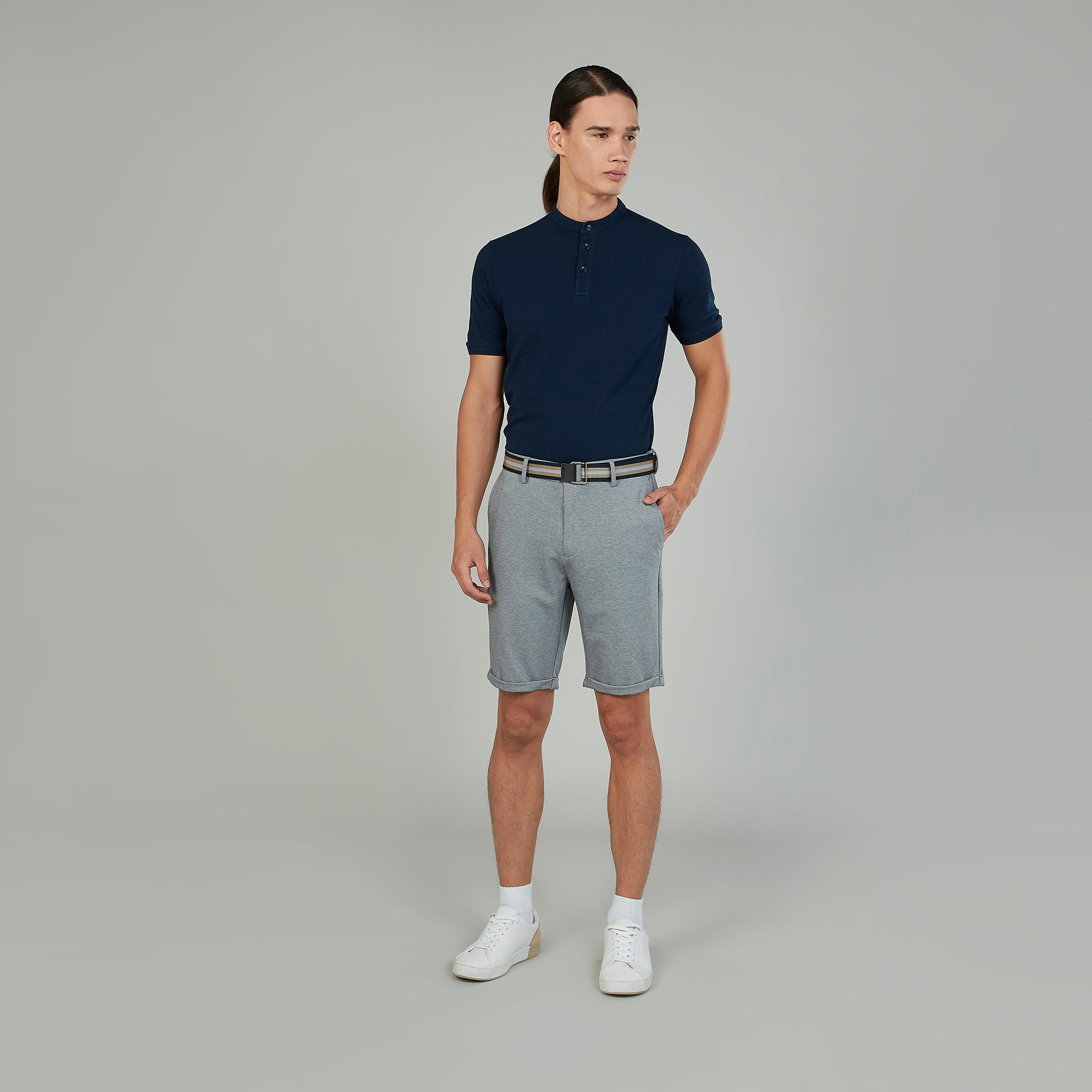شورت سادة بتفاصيل جيوب ورباط من آيكونيك-men-clothing-bottoms-shorts-image-2