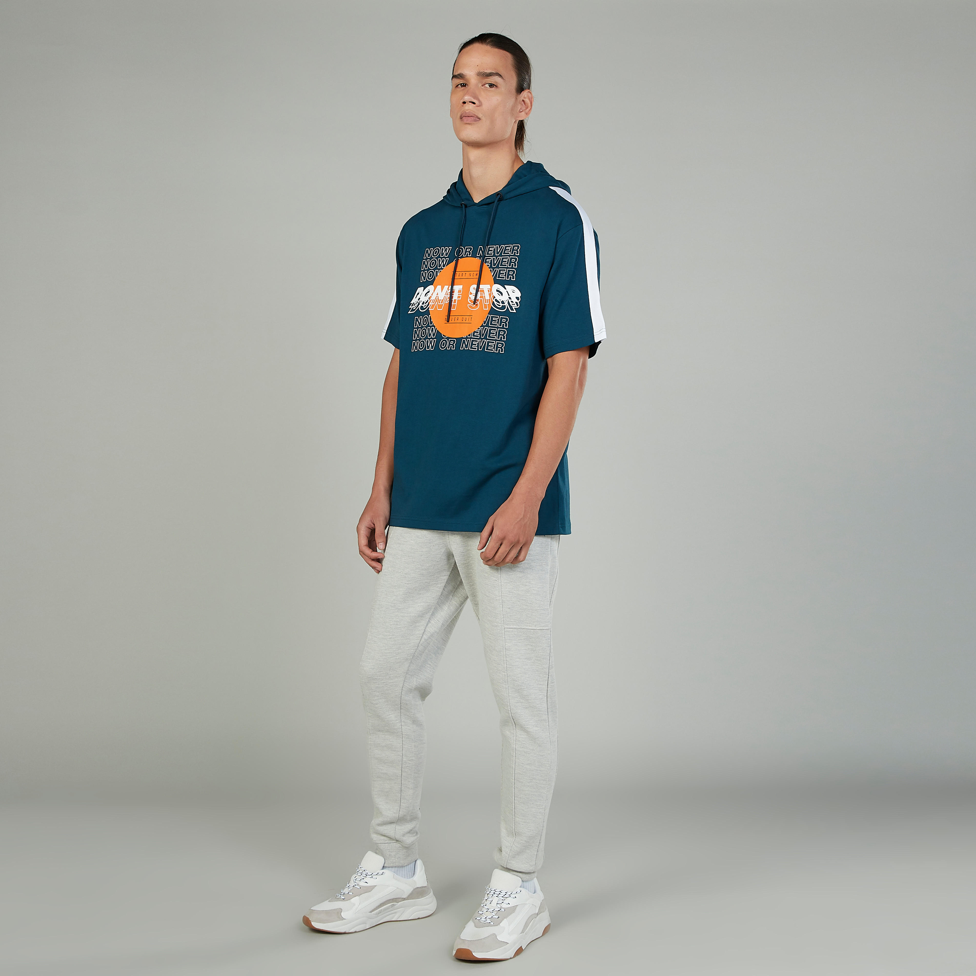 بنطلون رياضي سادة طويل مع تفاصيل جيوب ورباط-men-clothing-bottoms-joggers-image-2