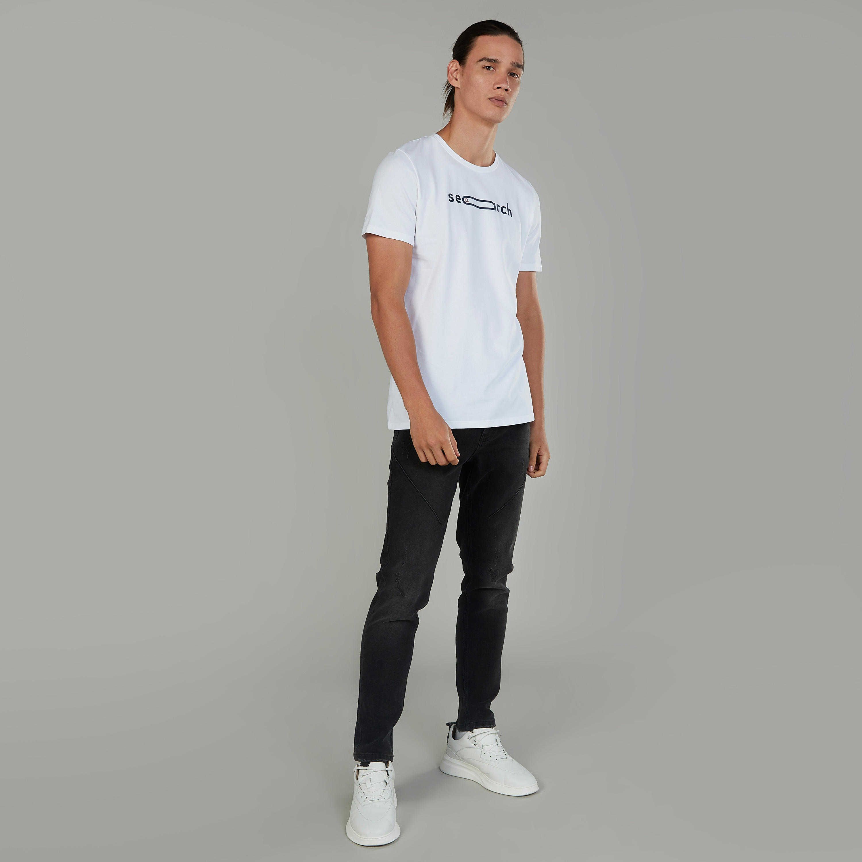 تيشيرت سليم بياقة ضيّقة وأكمام قصيرة وطبعات-men-clothing-tshirtsandpolos-tshirts-image-2
