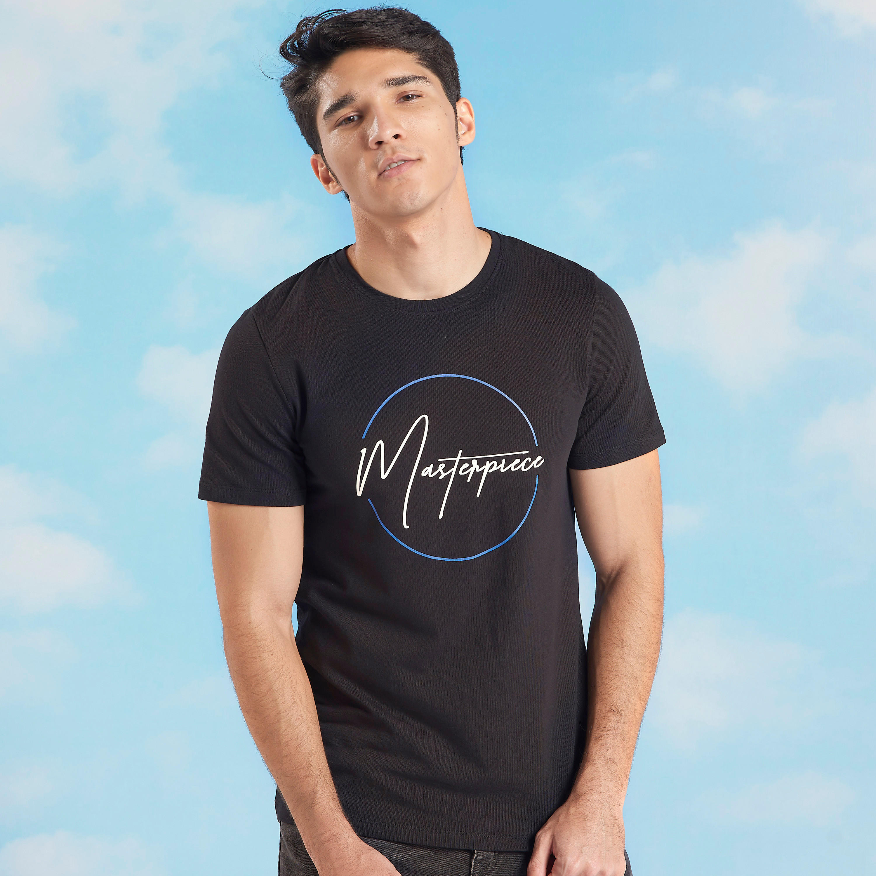 تيشيرت بقصة سليم بياقة ضيّقة وأكمام قصيرة وطبعات من آيكونيك-men-clothing-tshirtsandpolos-tshirts-image-1