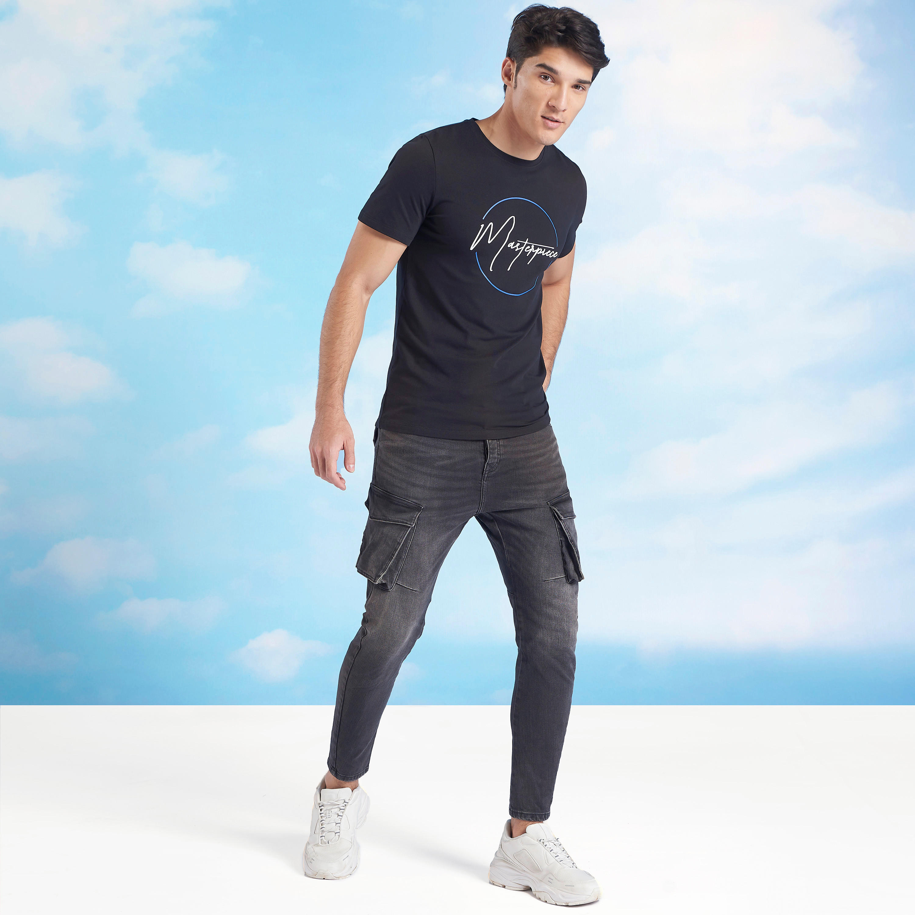 تيشيرت بقصة سليم بياقة ضيّقة وأكمام قصيرة وطبعات من آيكونيك-men-clothing-tshirtsandpolos-tshirts-image-2