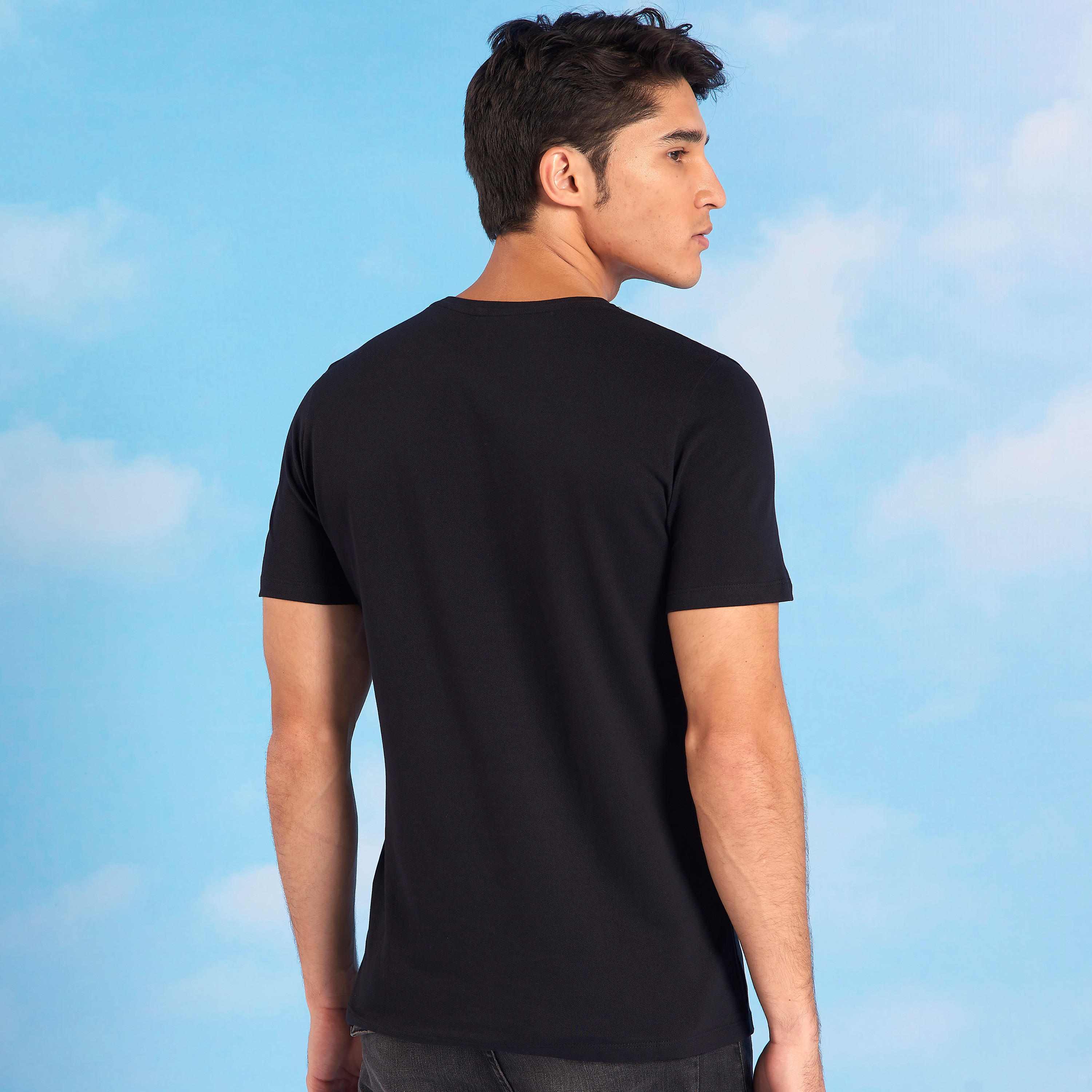تيشيرت بقصة سليم بياقة ضيّقة وأكمام قصيرة وطبعات من آيكونيك-men-clothing-tshirtsandpolos-tshirts-image-4