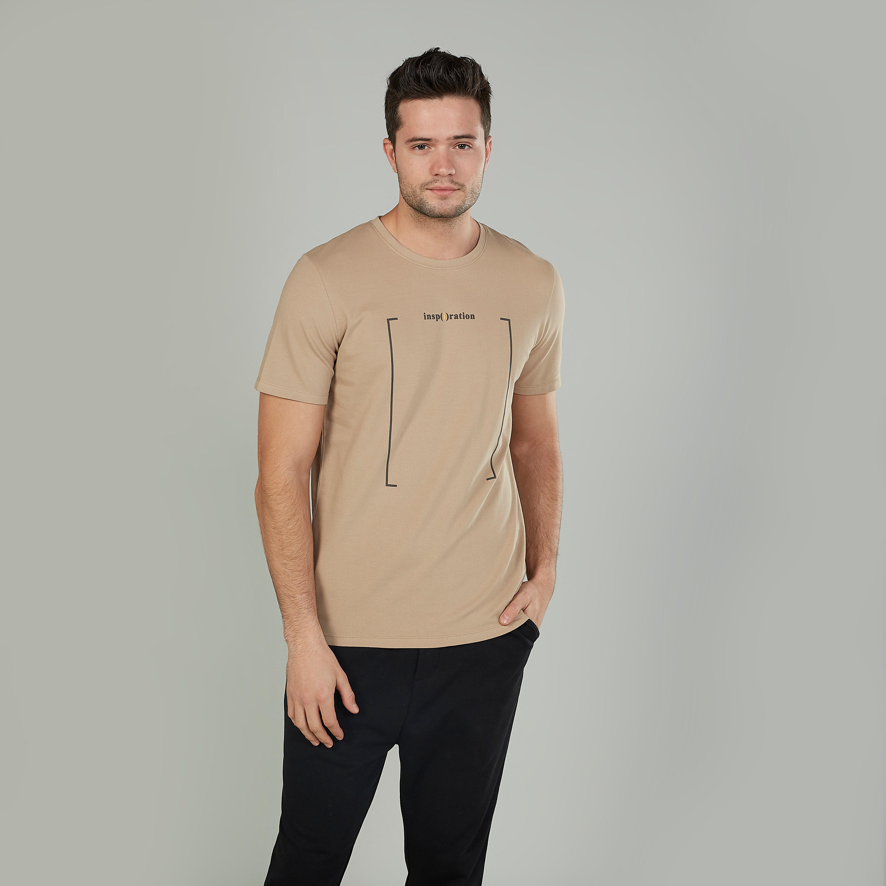 تيشيرت سليم بياقة ضيّقة وأكمام قصيرة وطبعات-men-clothing-tshirtsandpolos-tshirts-image-1