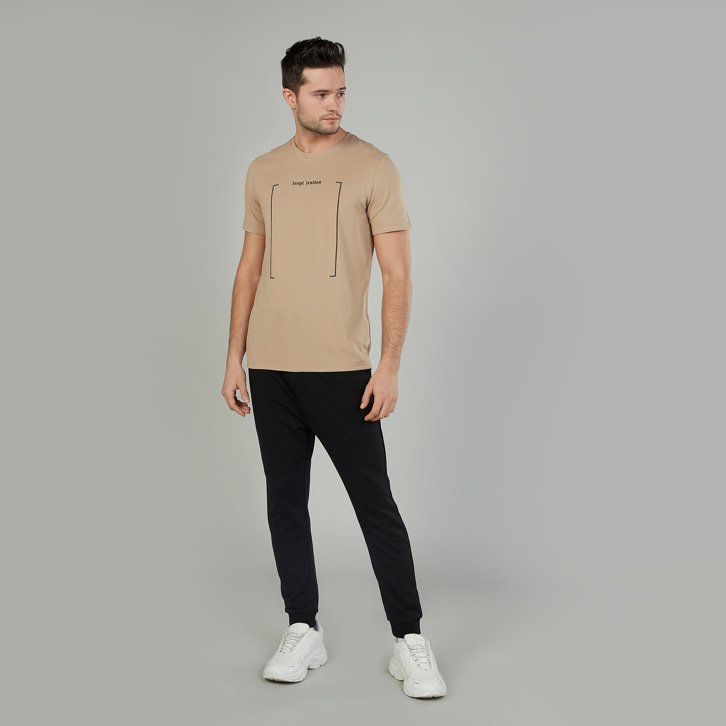 تيشيرت سليم بياقة ضيّقة وأكمام قصيرة وطبعات-men-clothing-tshirtsandpolos-tshirts-image-2