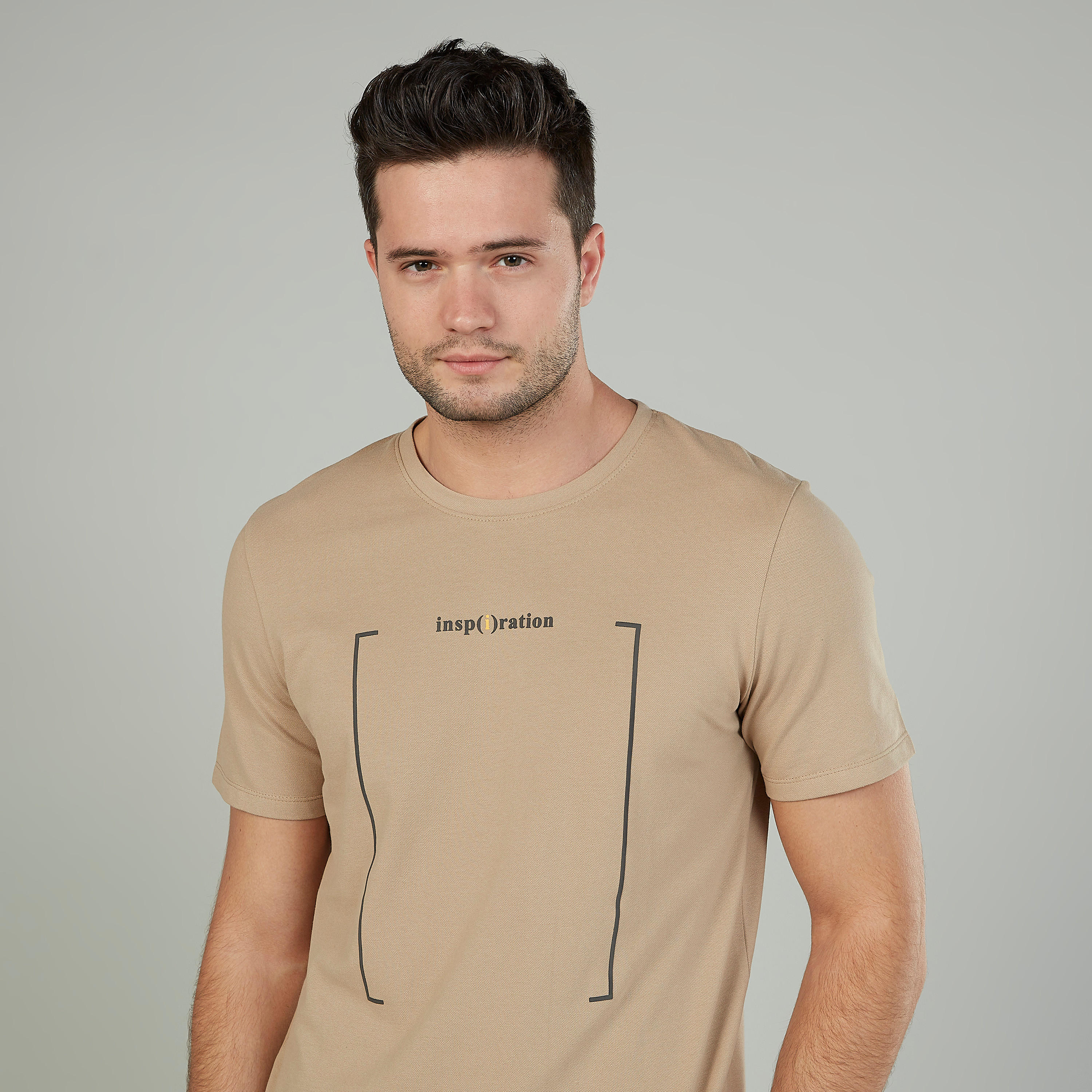 تيشيرت سليم بياقة ضيّقة وأكمام قصيرة وطبعات-men-clothing-tshirtsandpolos-tshirts-image-3
