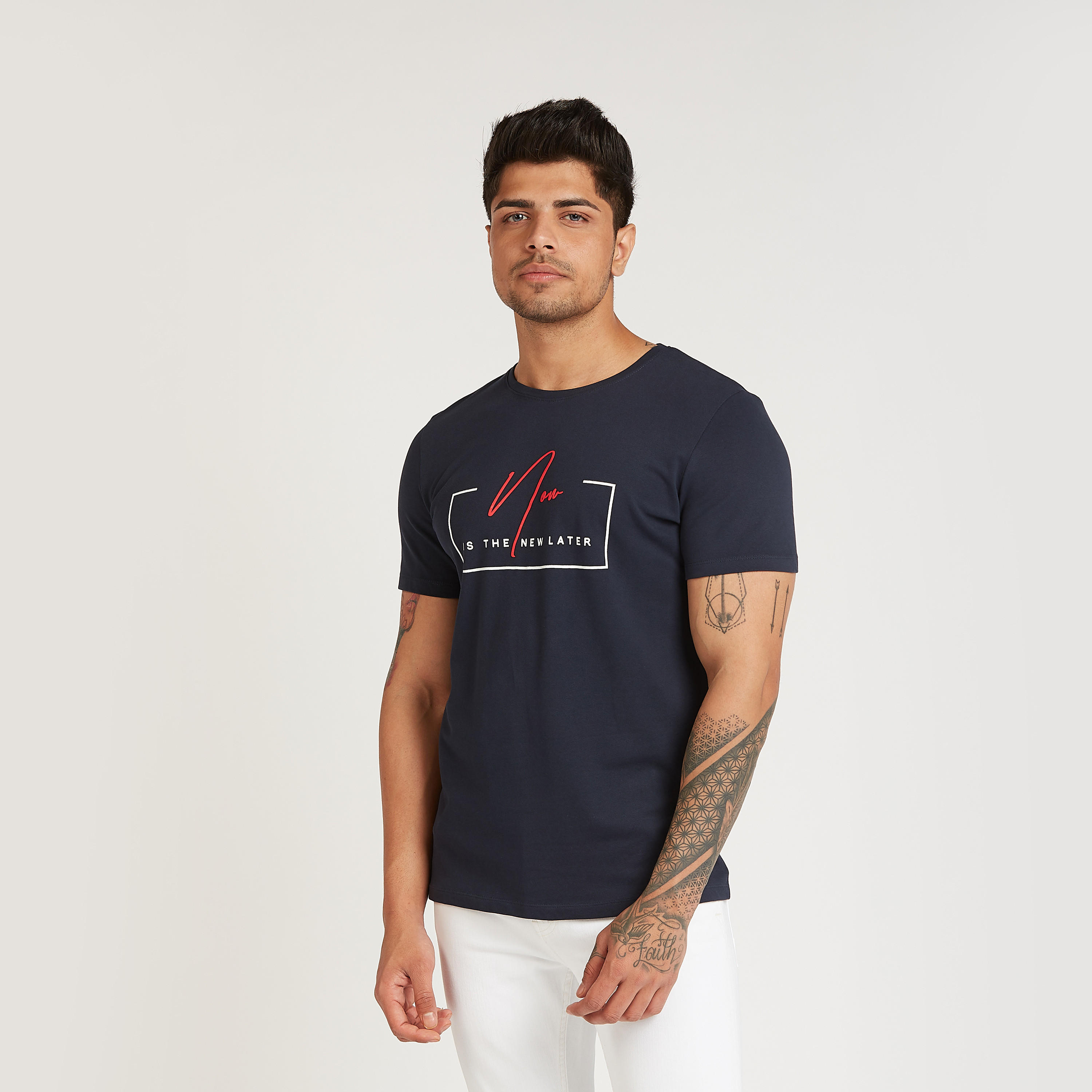 تيشيرت بقصة سليم بياقة ضيّقة وأكمام قصيرة وطبعات من آيكونيك-men-clothing-tshirtsandpolos-tshirts-image-1