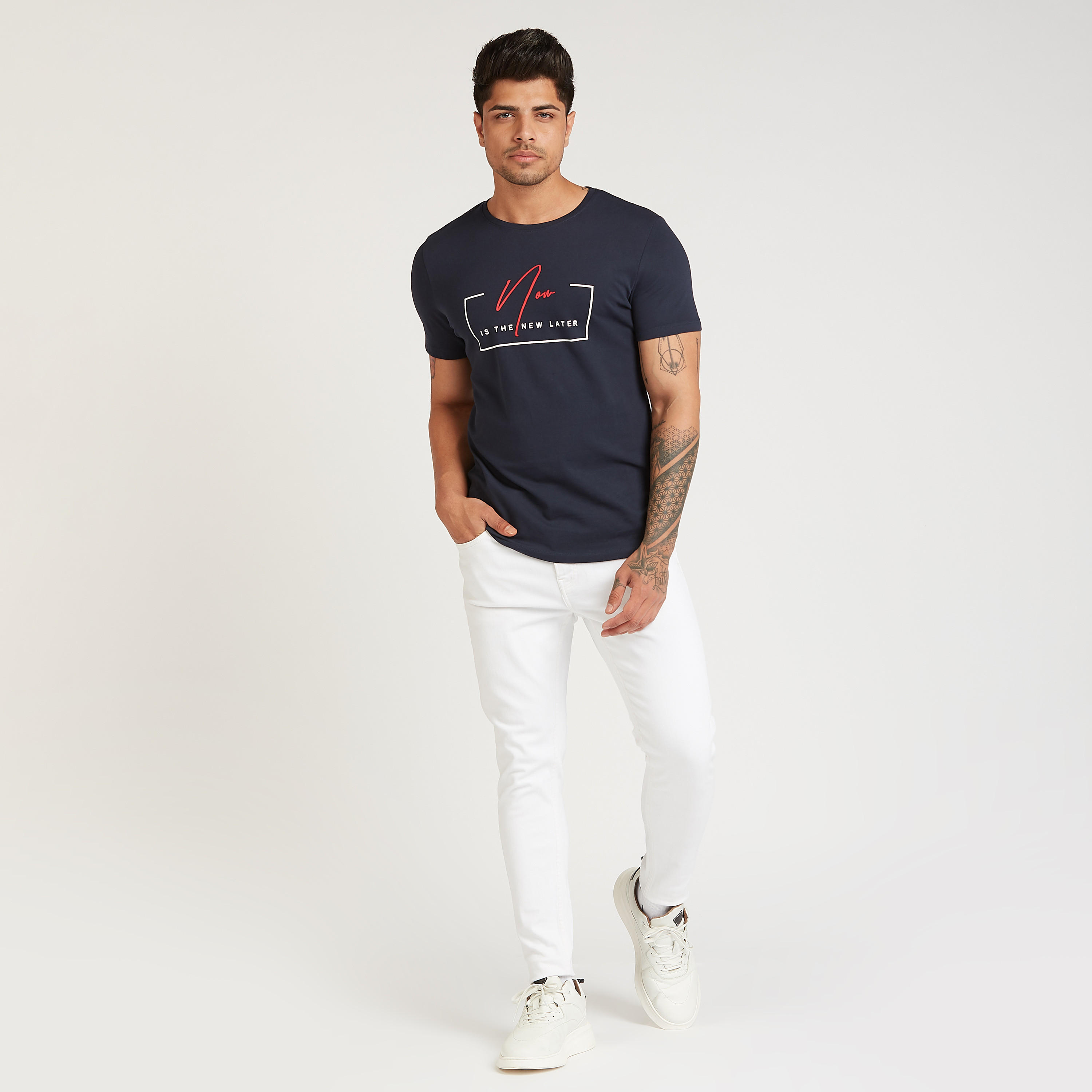 تيشيرت بقصة سليم بياقة ضيّقة وأكمام قصيرة وطبعات من آيكونيك-men-clothing-tshirtsandpolos-tshirts-image-2