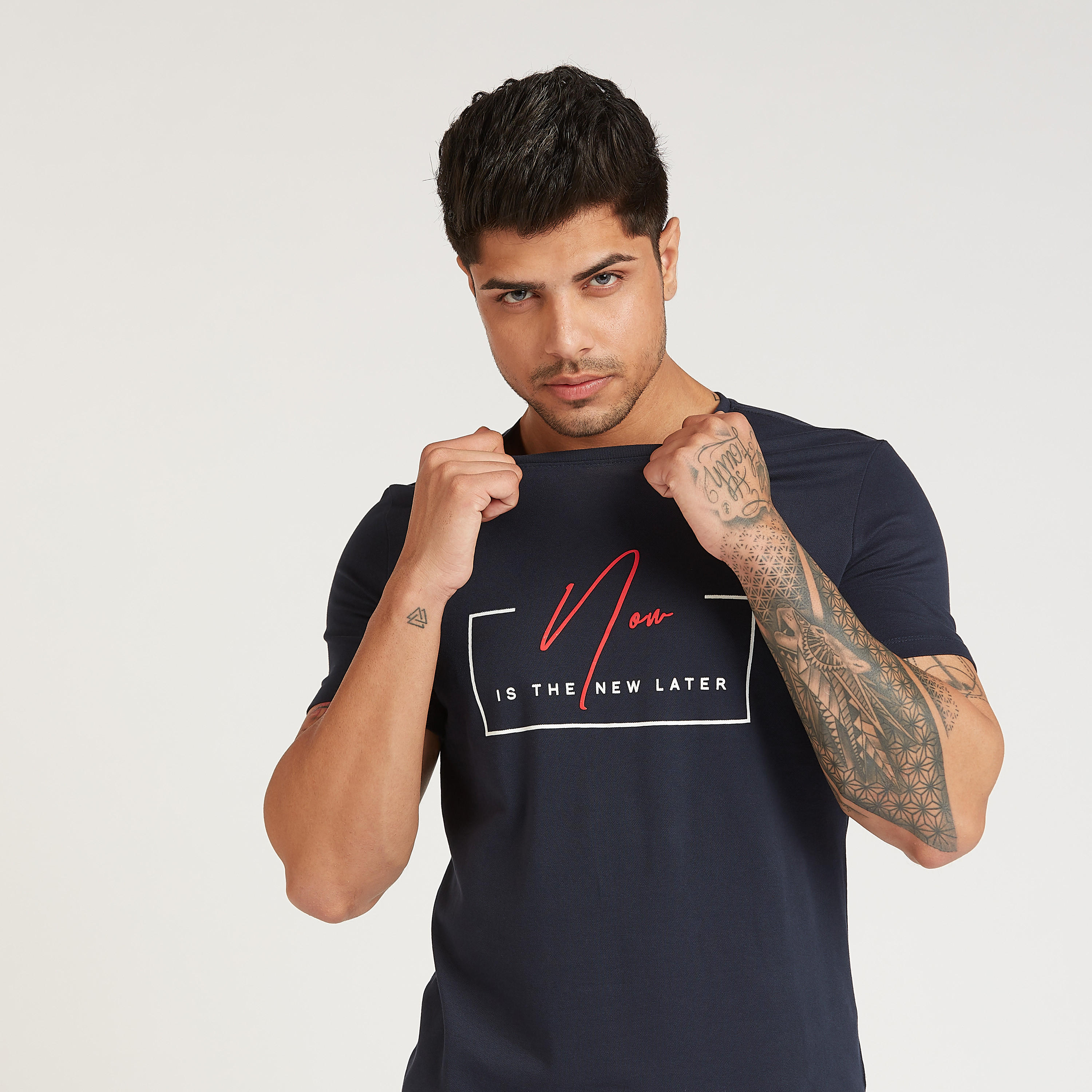 تيشيرت بقصة سليم بياقة ضيّقة وأكمام قصيرة وطبعات من آيكونيك-men-clothing-tshirtsandpolos-tshirts-image-3
