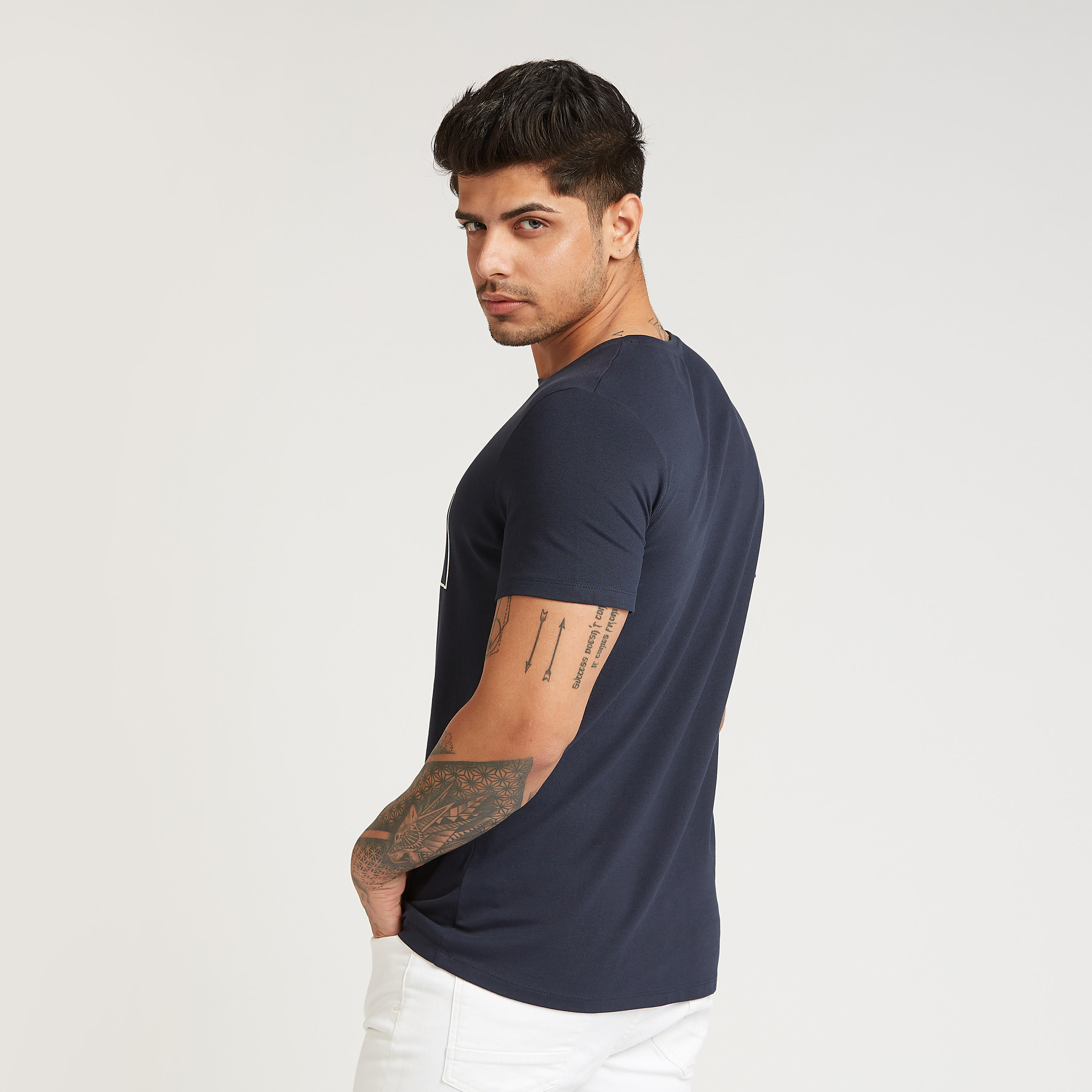 تيشيرت بقصة سليم بياقة ضيّقة وأكمام قصيرة وطبعات من آيكونيك-men-clothing-tshirtsandpolos-tshirts-image-4
