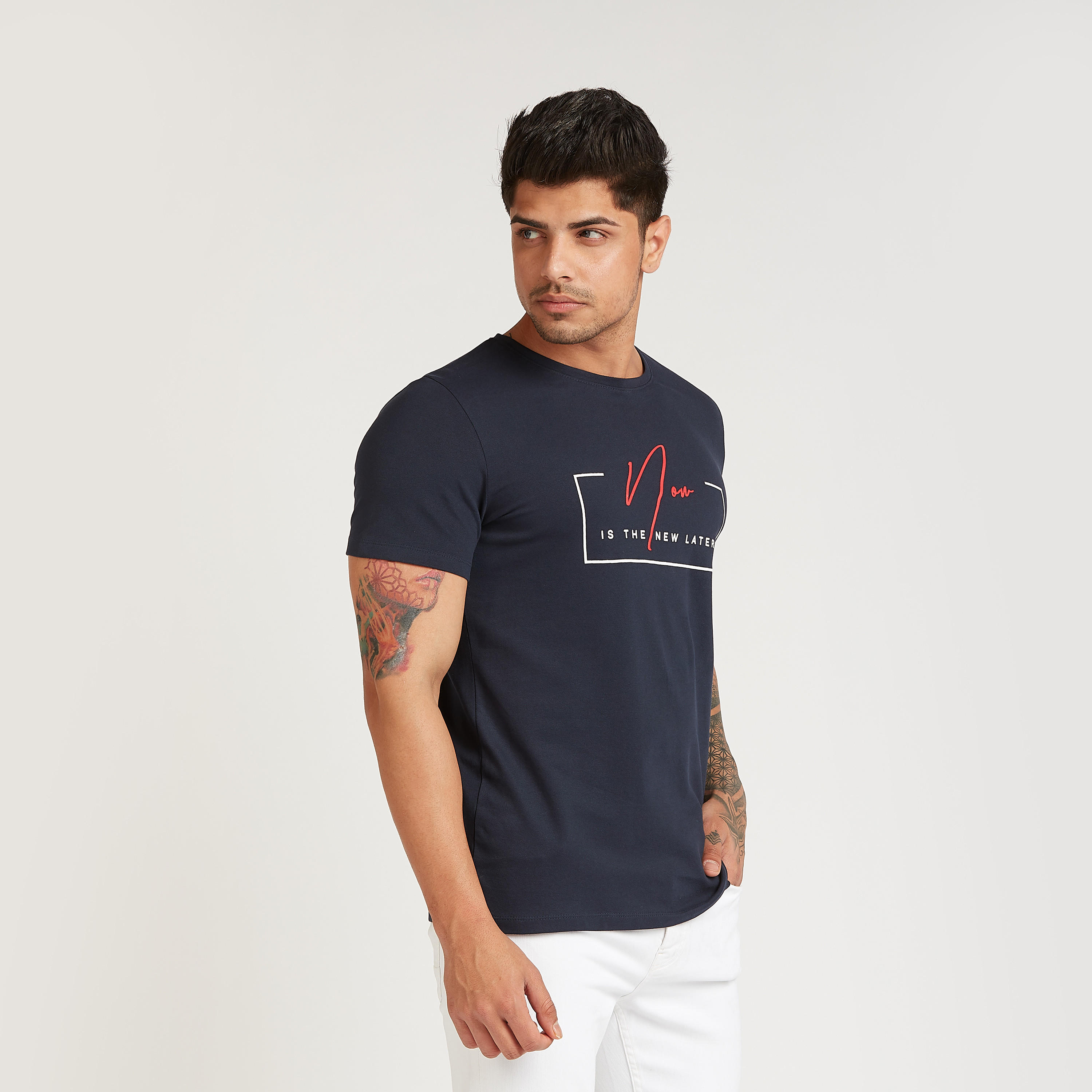 تيشيرت بقصة سليم بياقة ضيّقة وأكمام قصيرة وطبعات من آيكونيك-men-clothing-tshirtsandpolos-tshirts-image-5