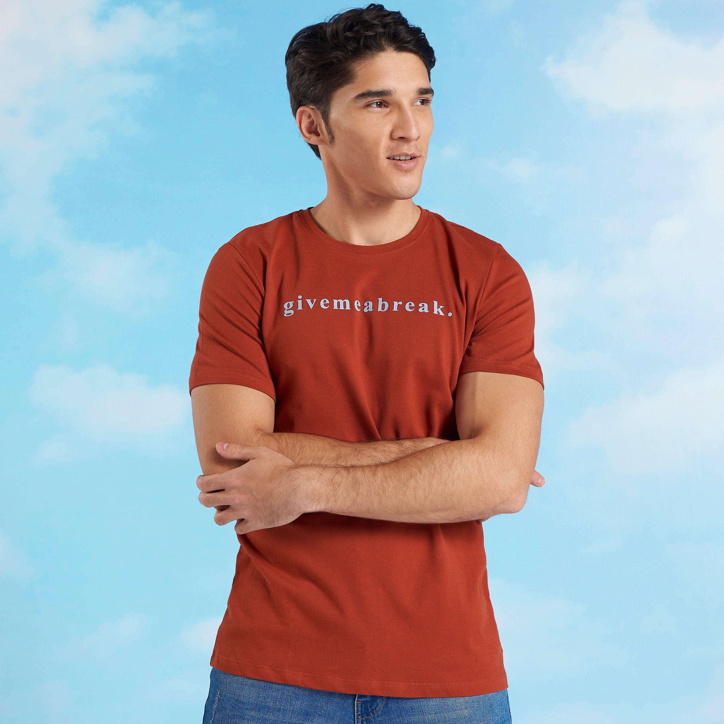 تيشيرت سليم بياقة ضيّقة وأكمام قصيرة وطبعات من آيكونيك-men-clothing-tshirtsandpolos-tshirts-image-1