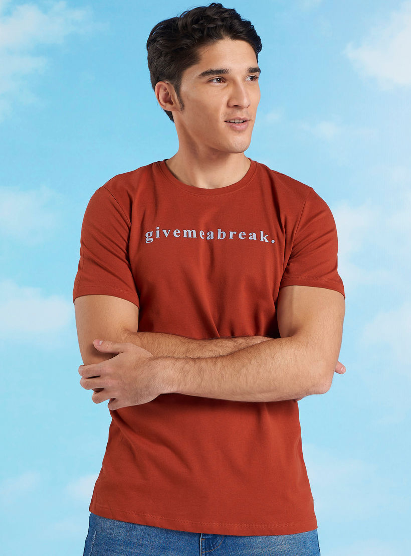 تيشيرت سليم بياقة ضيّقة وأكمام قصيرة وطبعات من آيكونيك-men-clothing-tshirtsandpolos-tshirts-image-1