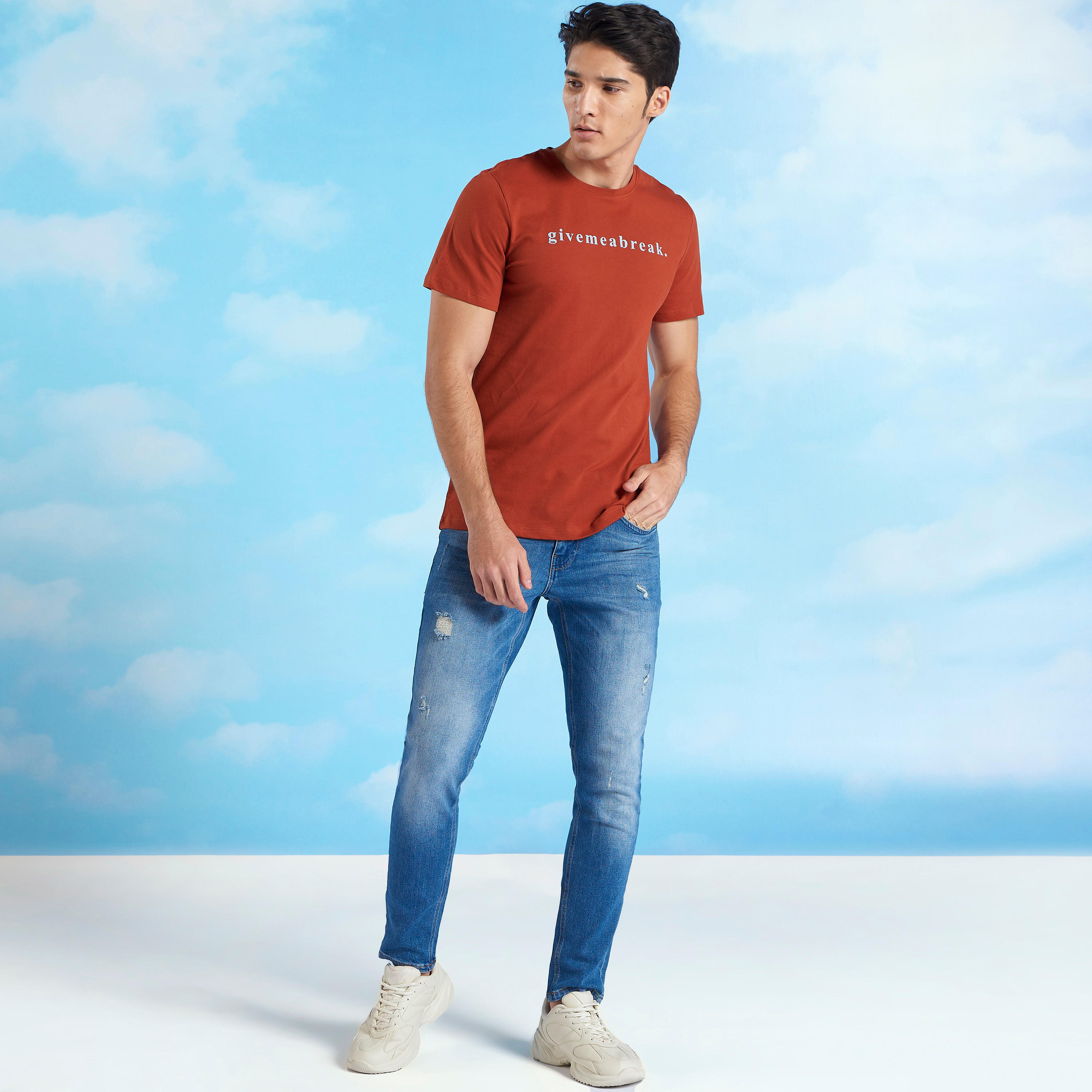 تيشيرت سليم بياقة ضيّقة وأكمام قصيرة وطبعات من آيكونيك-men-clothing-tshirtsandpolos-tshirts-image-2