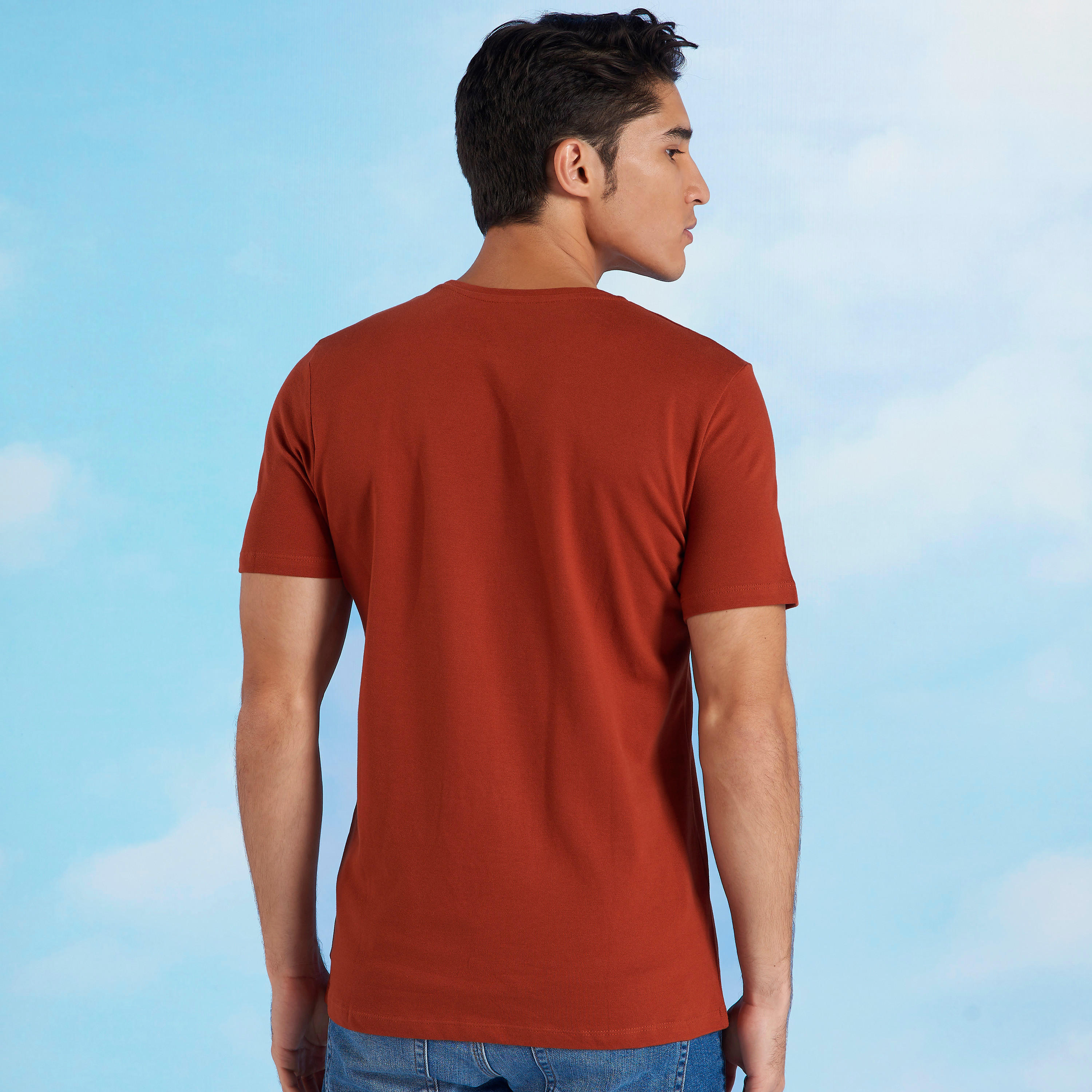 تيشيرت سليم بياقة ضيّقة وأكمام قصيرة وطبعات من آيكونيك-men-clothing-tshirtsandpolos-tshirts-image-4