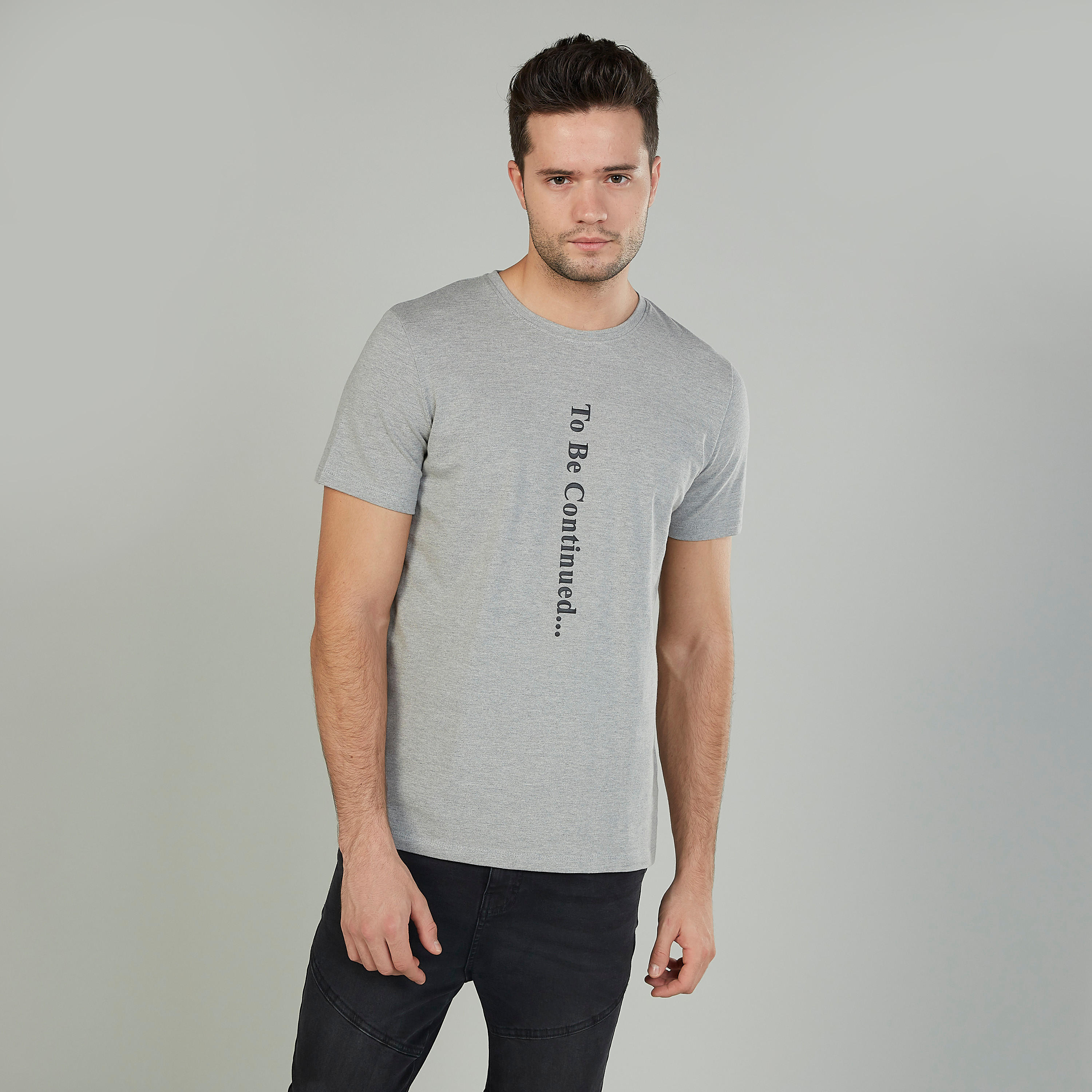 تيشيرت سليم بياقة ضيّقة وأكمام قصيرة وطبعات من آيكونيك-men-clothing-tshirtsandpolos-tshirts-image-1