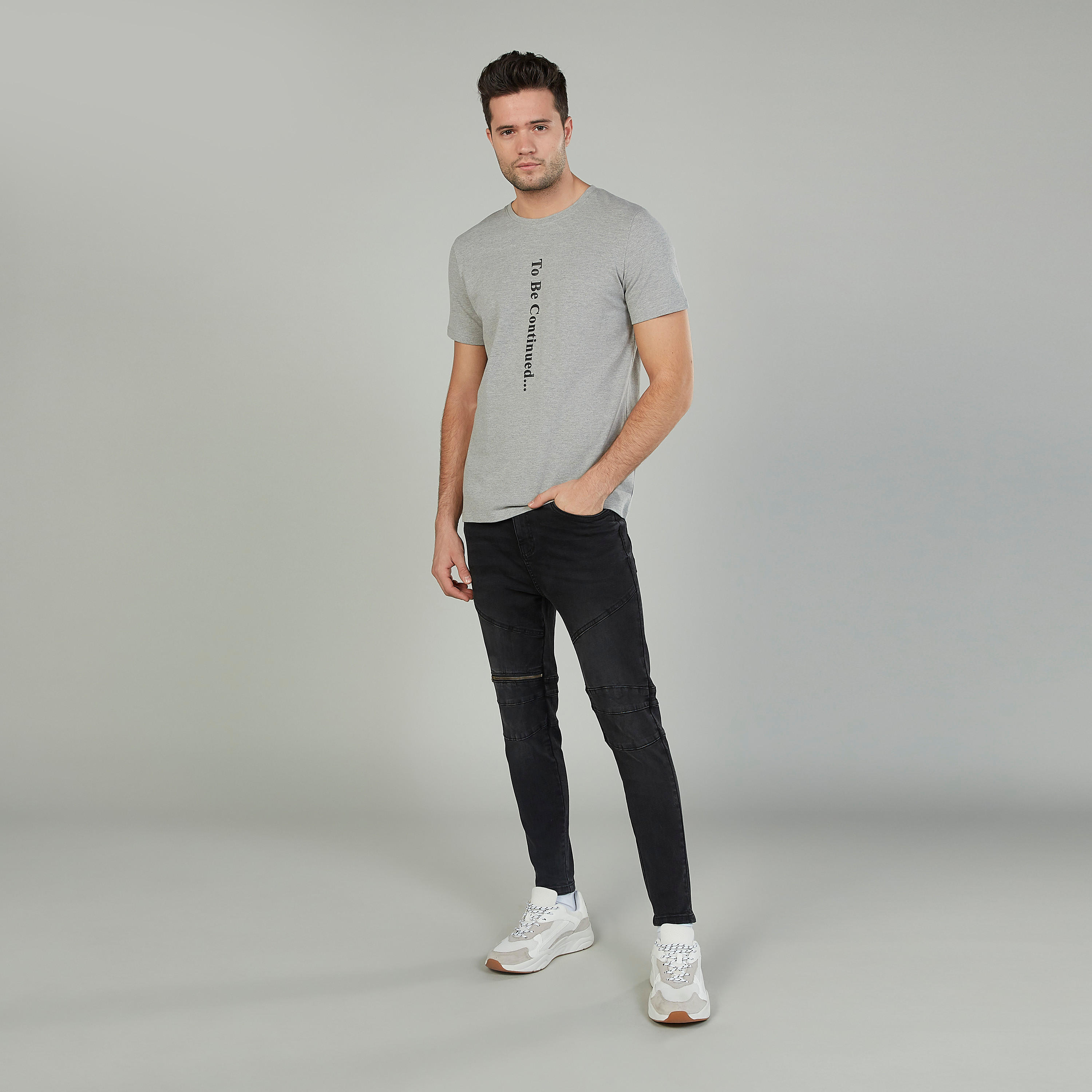 تيشيرت سليم بياقة ضيّقة وأكمام قصيرة وطبعات من آيكونيك-men-clothing-tshirtsandpolos-tshirts-image-2