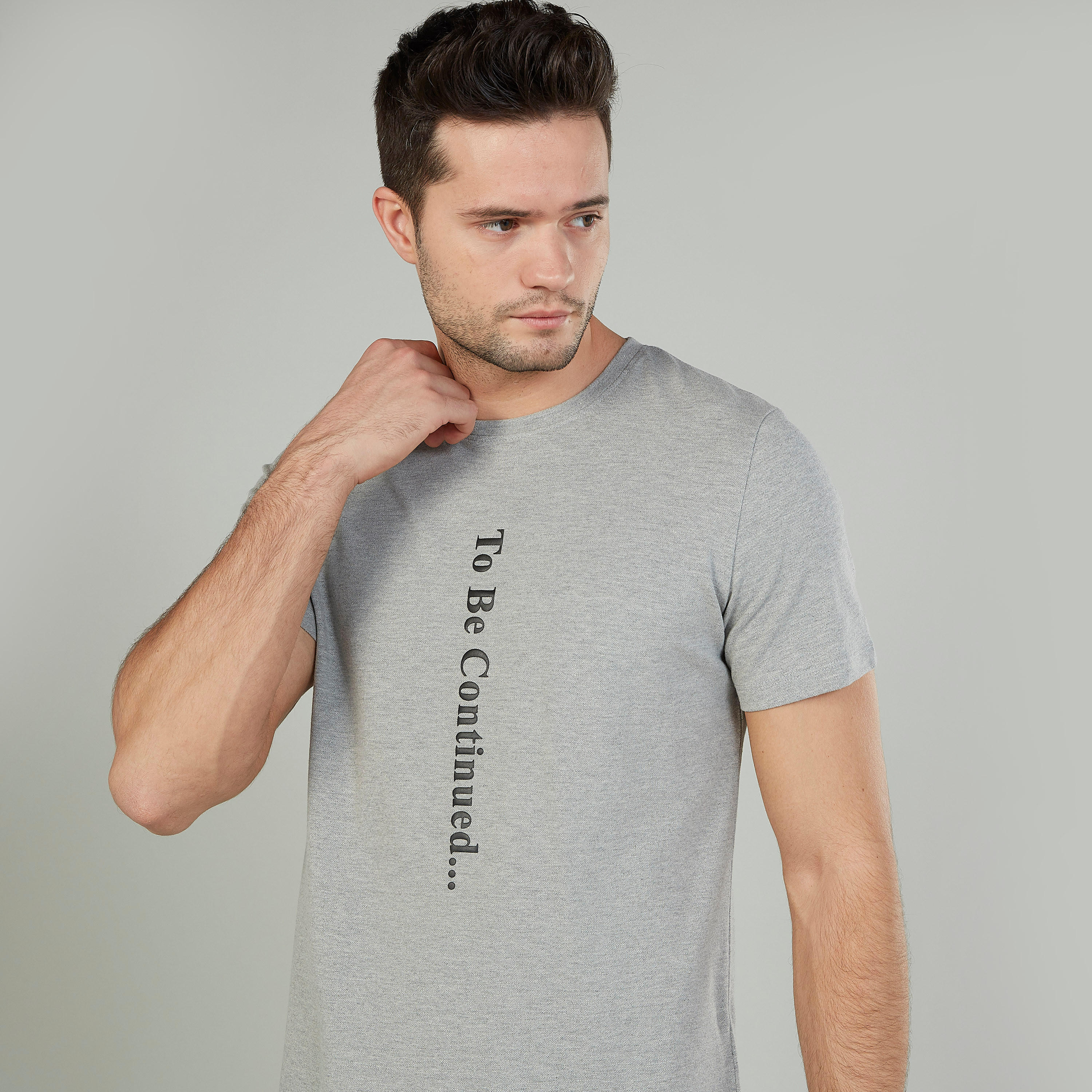 تيشيرت سليم بياقة ضيّقة وأكمام قصيرة وطبعات من آيكونيك-men-clothing-tshirtsandpolos-tshirts-image-3