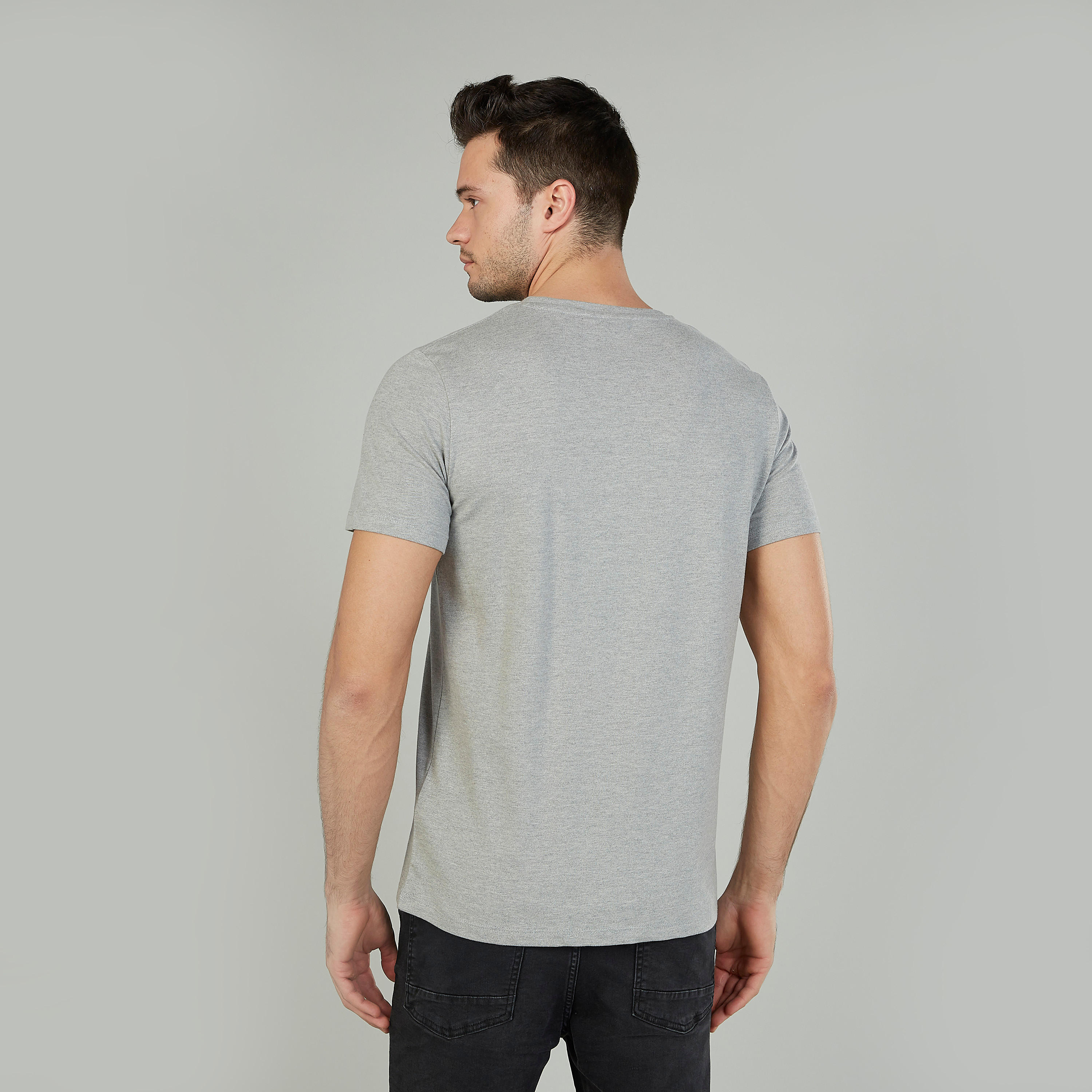 تيشيرت سليم بياقة ضيّقة وأكمام قصيرة وطبعات من آيكونيك-men-clothing-tshirtsandpolos-tshirts-image-4