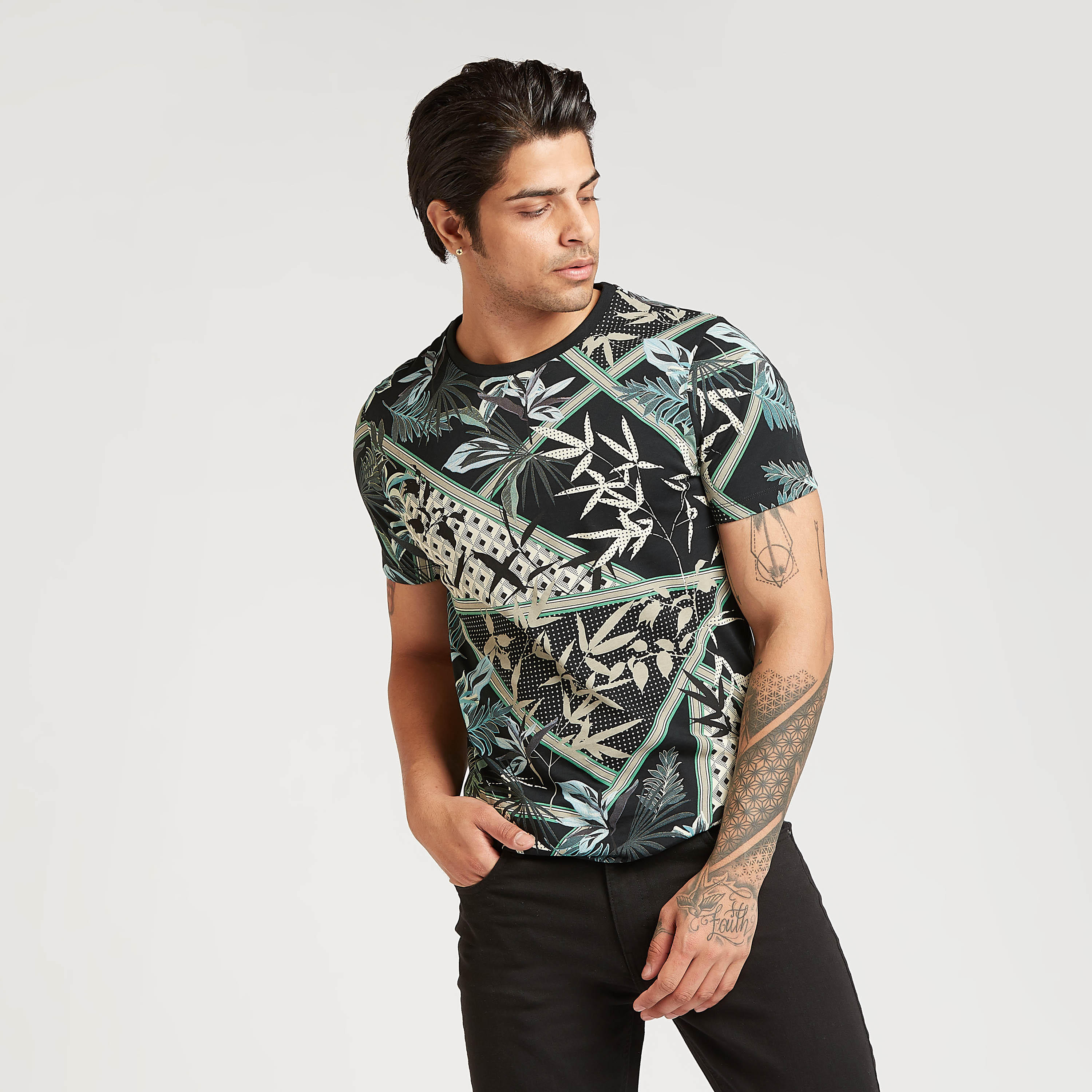 تيشيرت بأكمام قصيرة وياقة ضيقة وطبعات من آيكونيك-men-clothing-tshirtsandpolos-tshirts-image-1