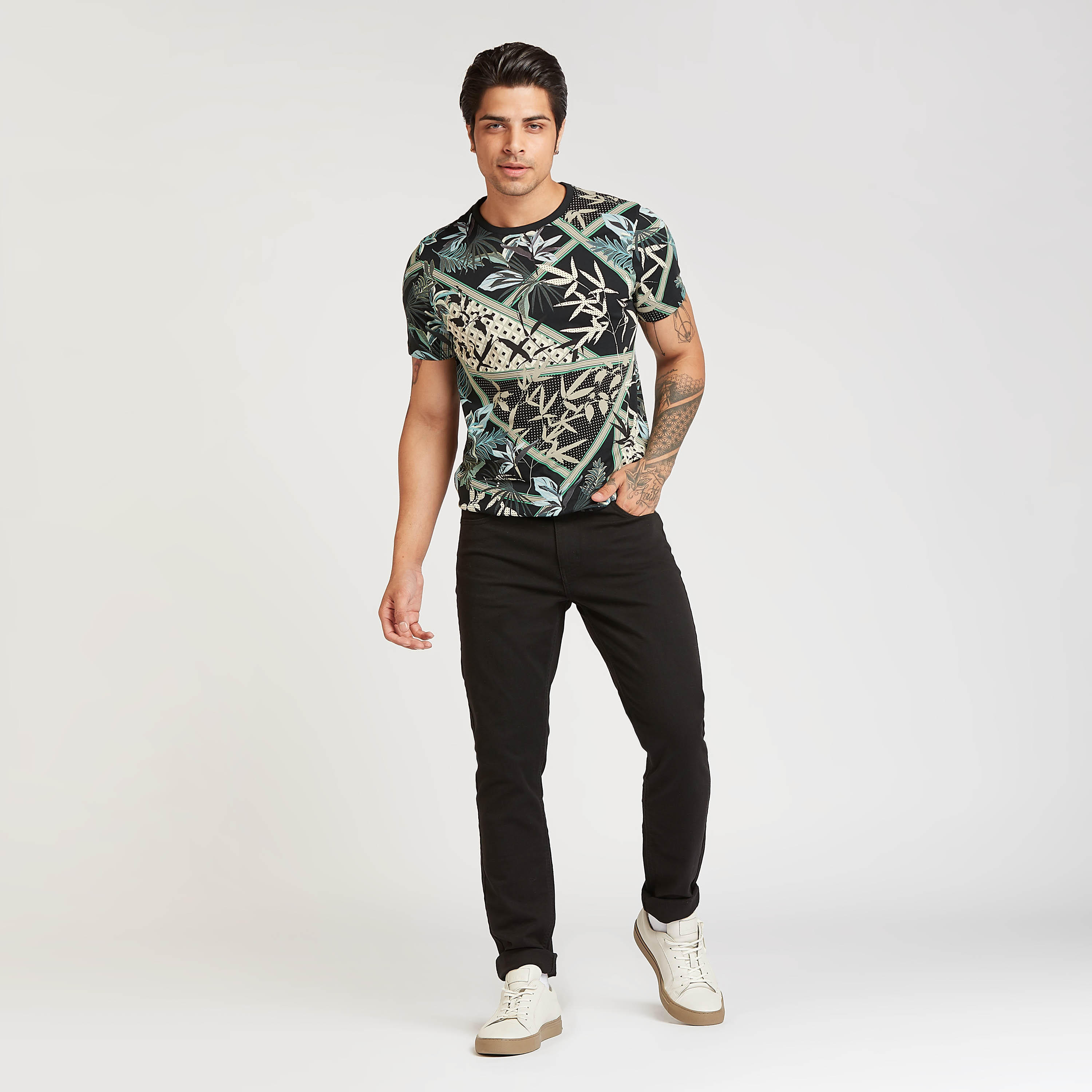 تيشيرت بأكمام قصيرة وياقة ضيقة وطبعات من آيكونيك-men-clothing-tshirtsandpolos-tshirts-image-2