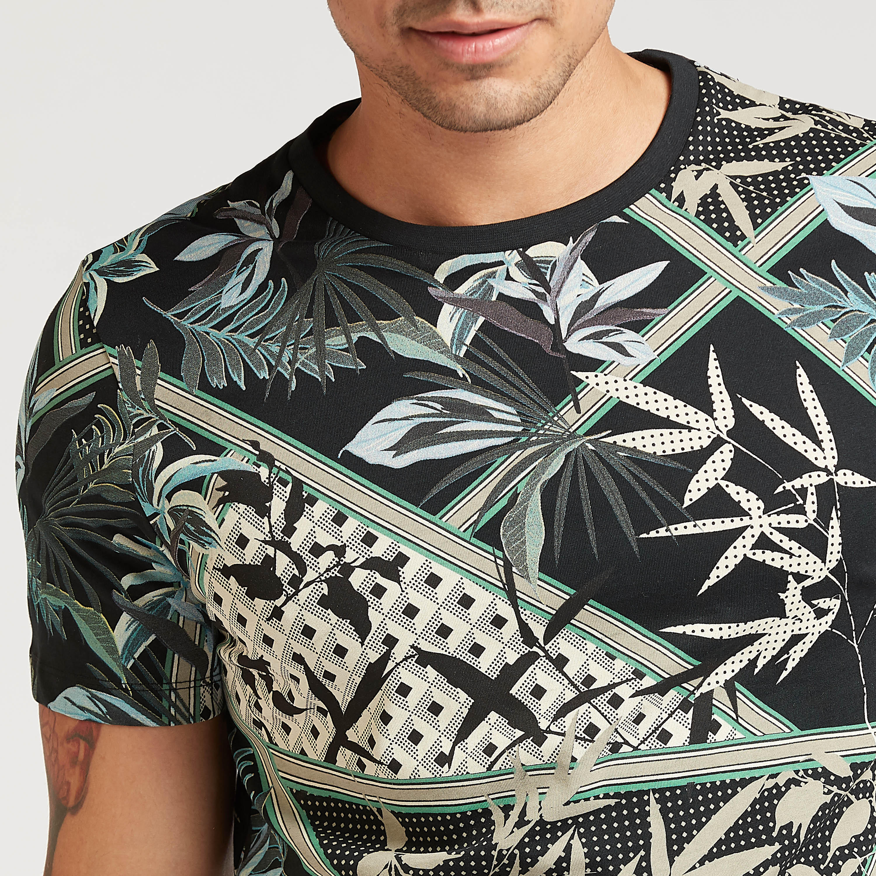 تيشيرت بأكمام قصيرة وياقة ضيقة وطبعات من آيكونيك-men-clothing-tshirtsandpolos-tshirts-image-3