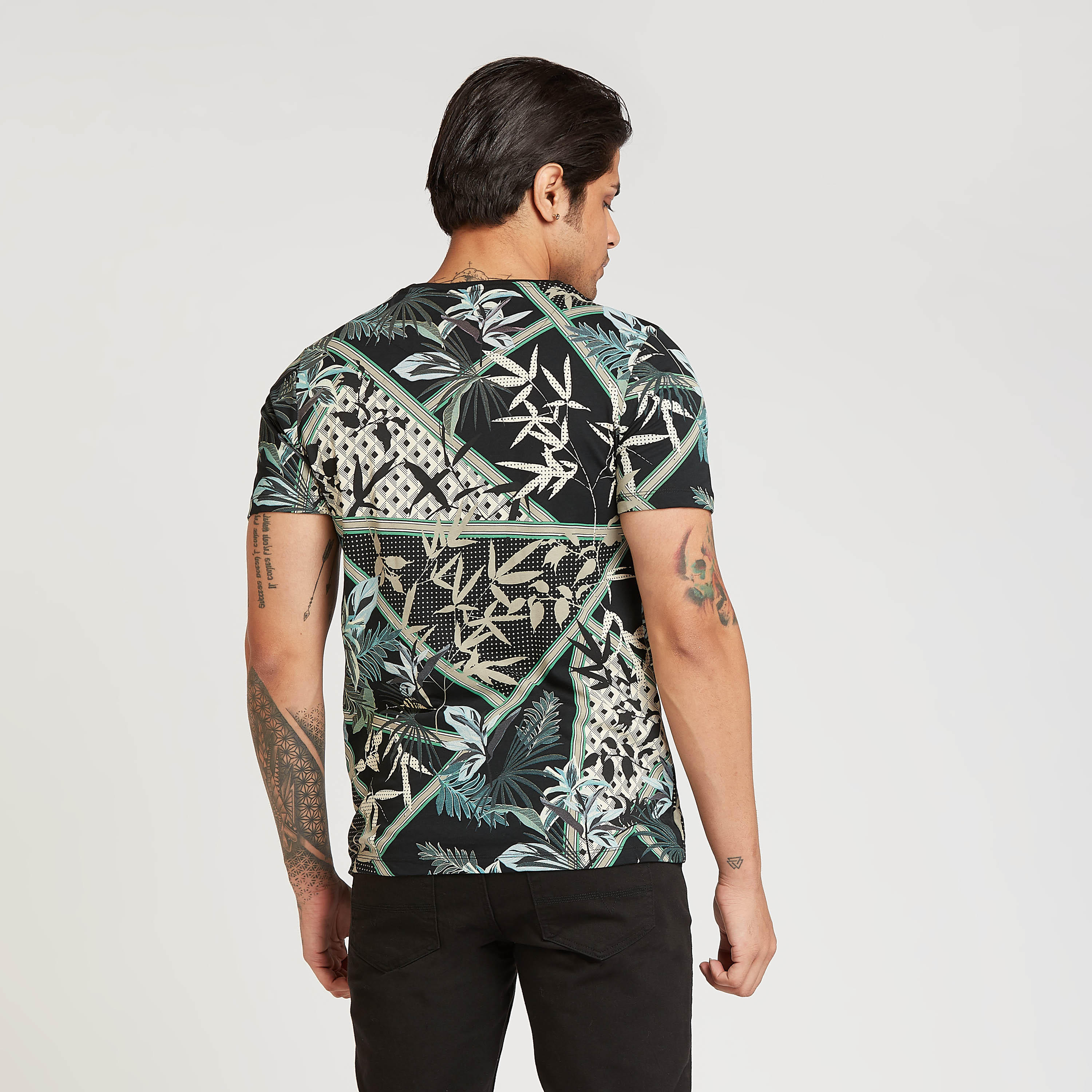 تيشيرت بأكمام قصيرة وياقة ضيقة وطبعات من آيكونيك-men-clothing-tshirtsandpolos-tshirts-image-4
