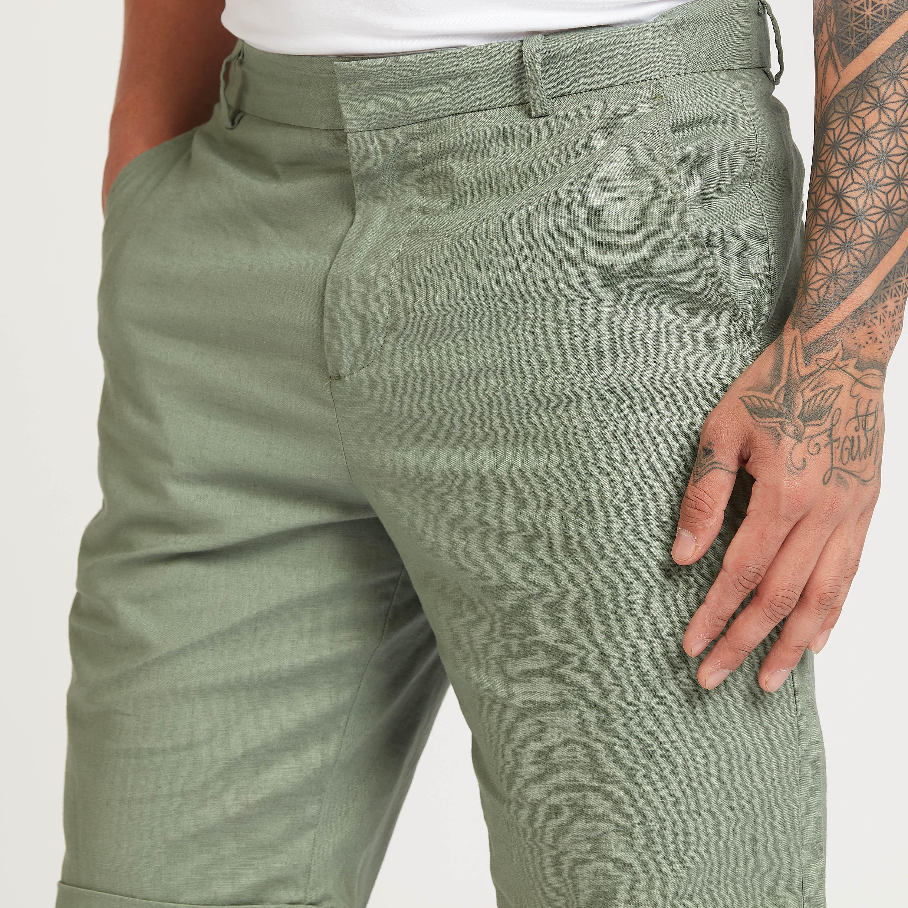 شورت كتّان بقصّة سليم وخصر متوسط الارتفاع وتفاصيل جيوب من آيكونيك-men-clothing-bottoms-shorts-image-3