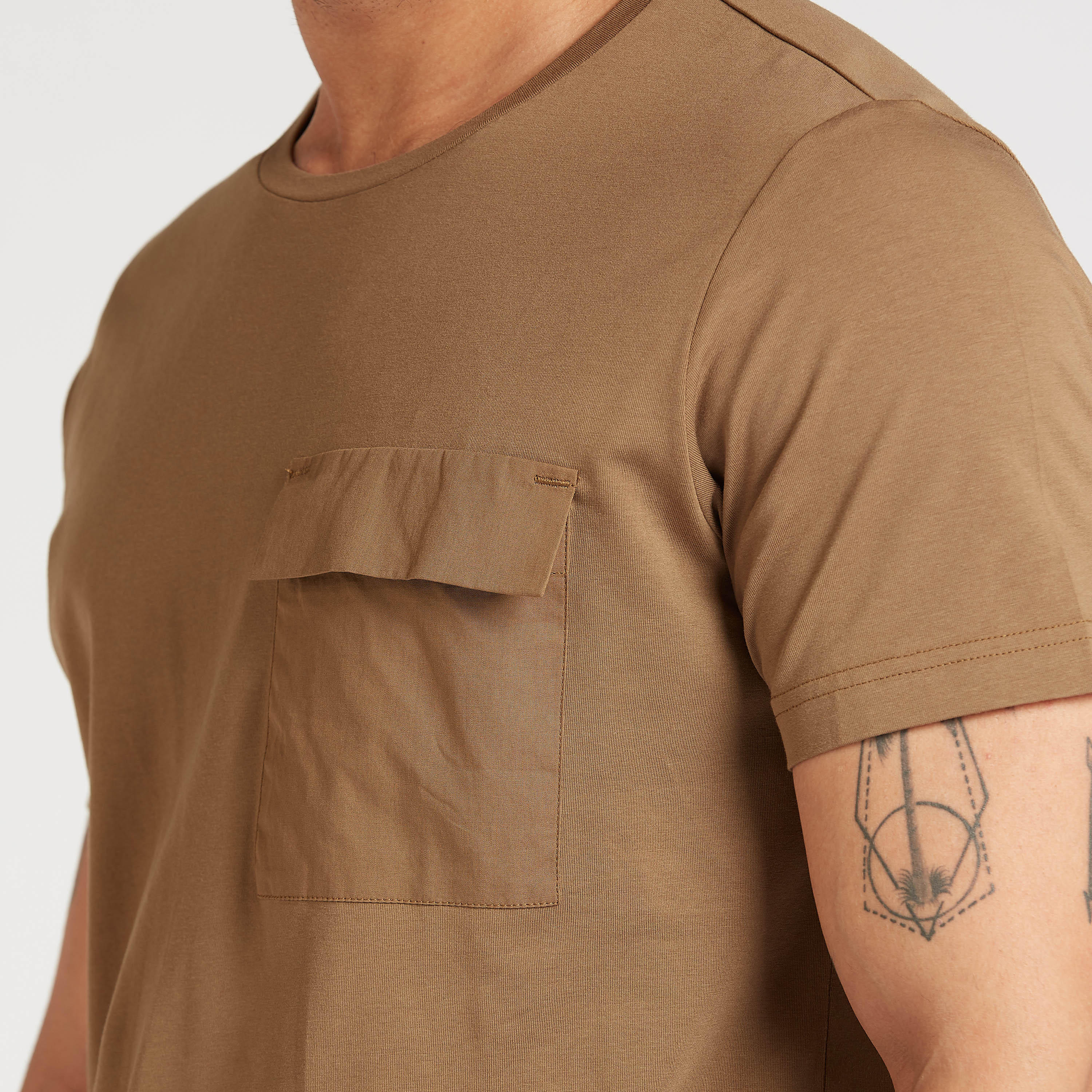 تيشيرت سليم سادة بياقة ضيقة وجيوب بطيّة من آيكونيك-men-clothing-tshirtsandpolos-tshirts-image-3