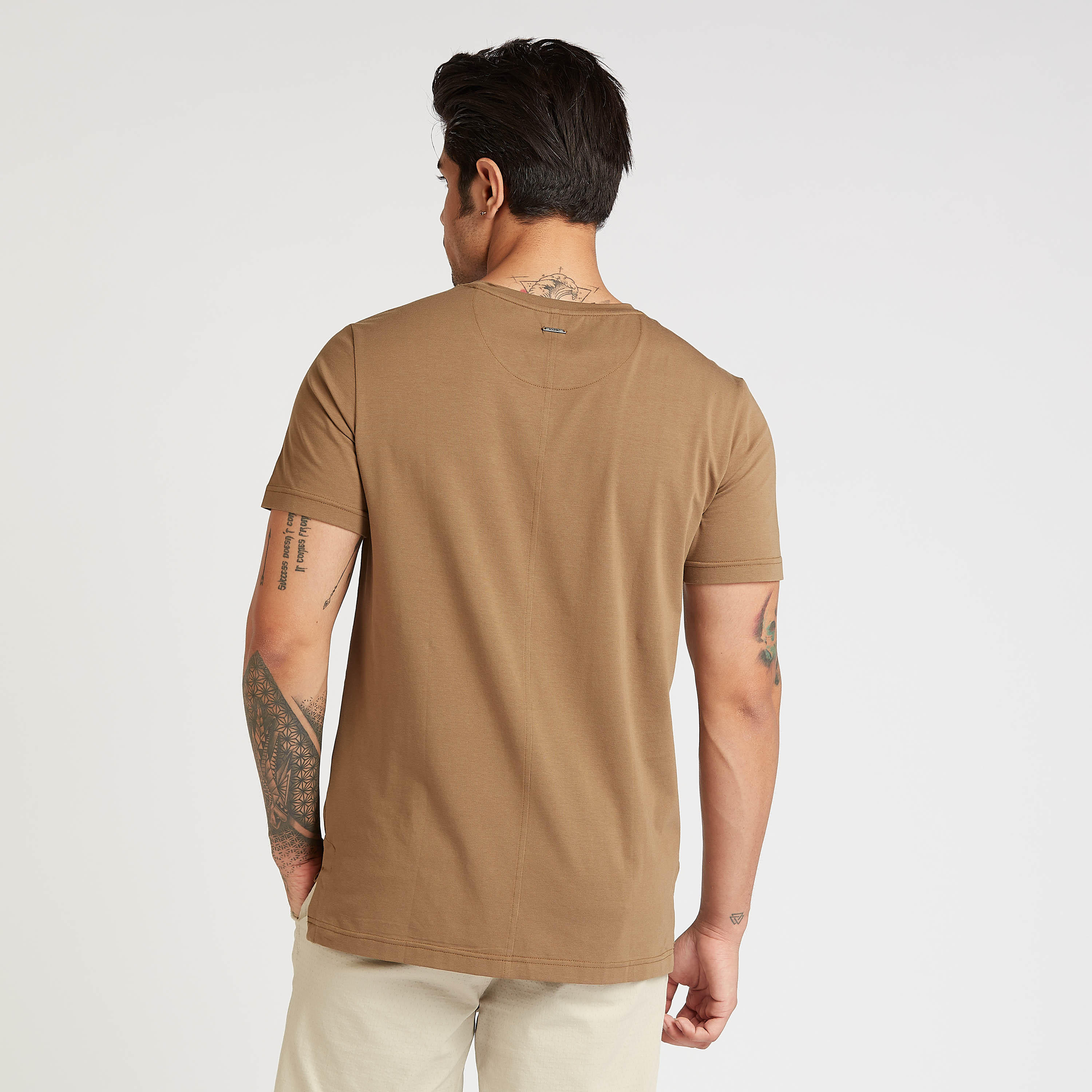 تيشيرت سليم سادة بياقة ضيقة وجيوب بطيّة من آيكونيك-men-clothing-tshirtsandpolos-tshirts-image-2