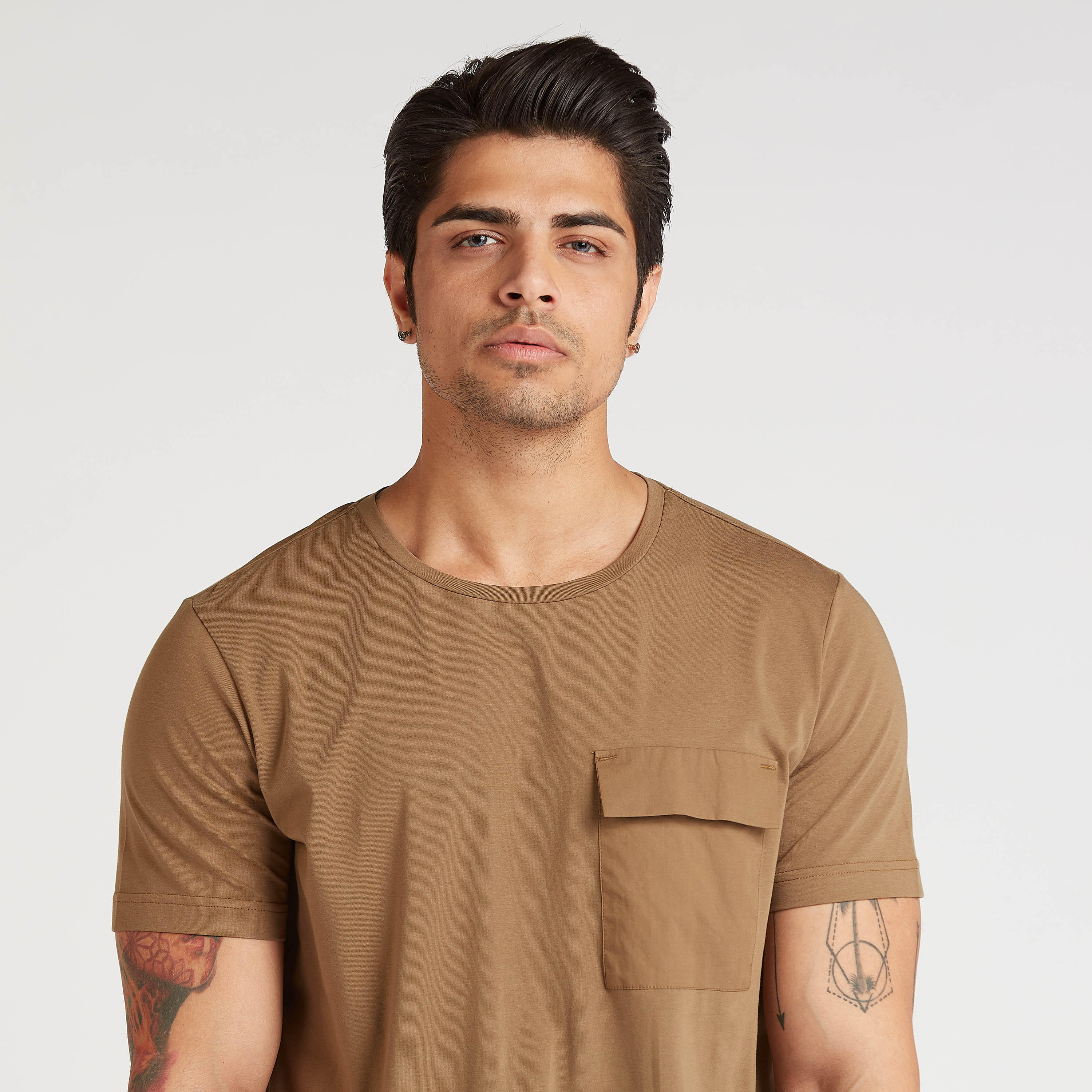 تيشيرت سليم سادة بياقة ضيقة وجيوب بطيّة من آيكونيك-men-clothing-tshirtsandpolos-tshirts-image-1