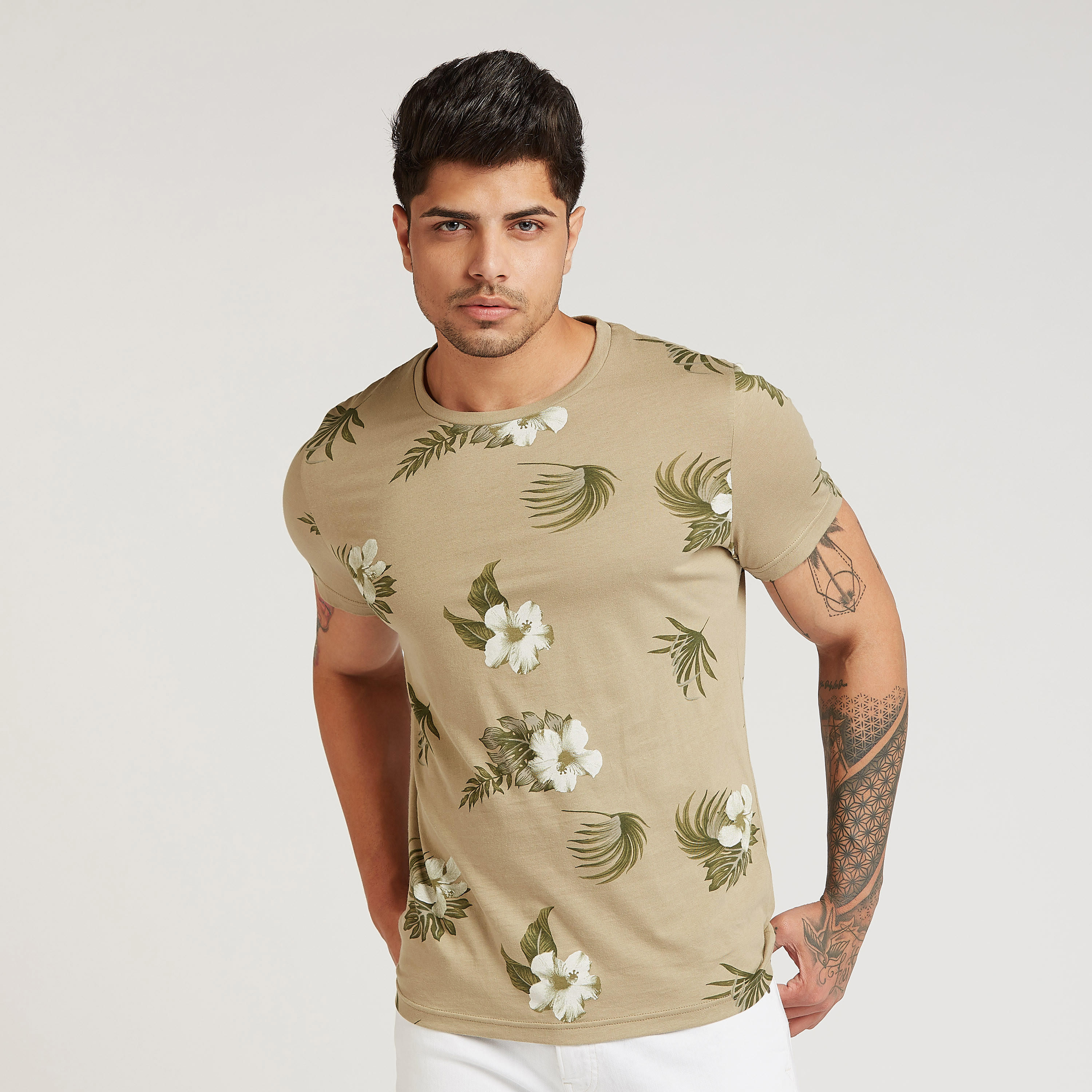 تيشيرت بأكمام قصيرة وياقة ضيقة وطبعات من آيكونيك-men-clothing-tshirtsandpolos-tshirts-image-1