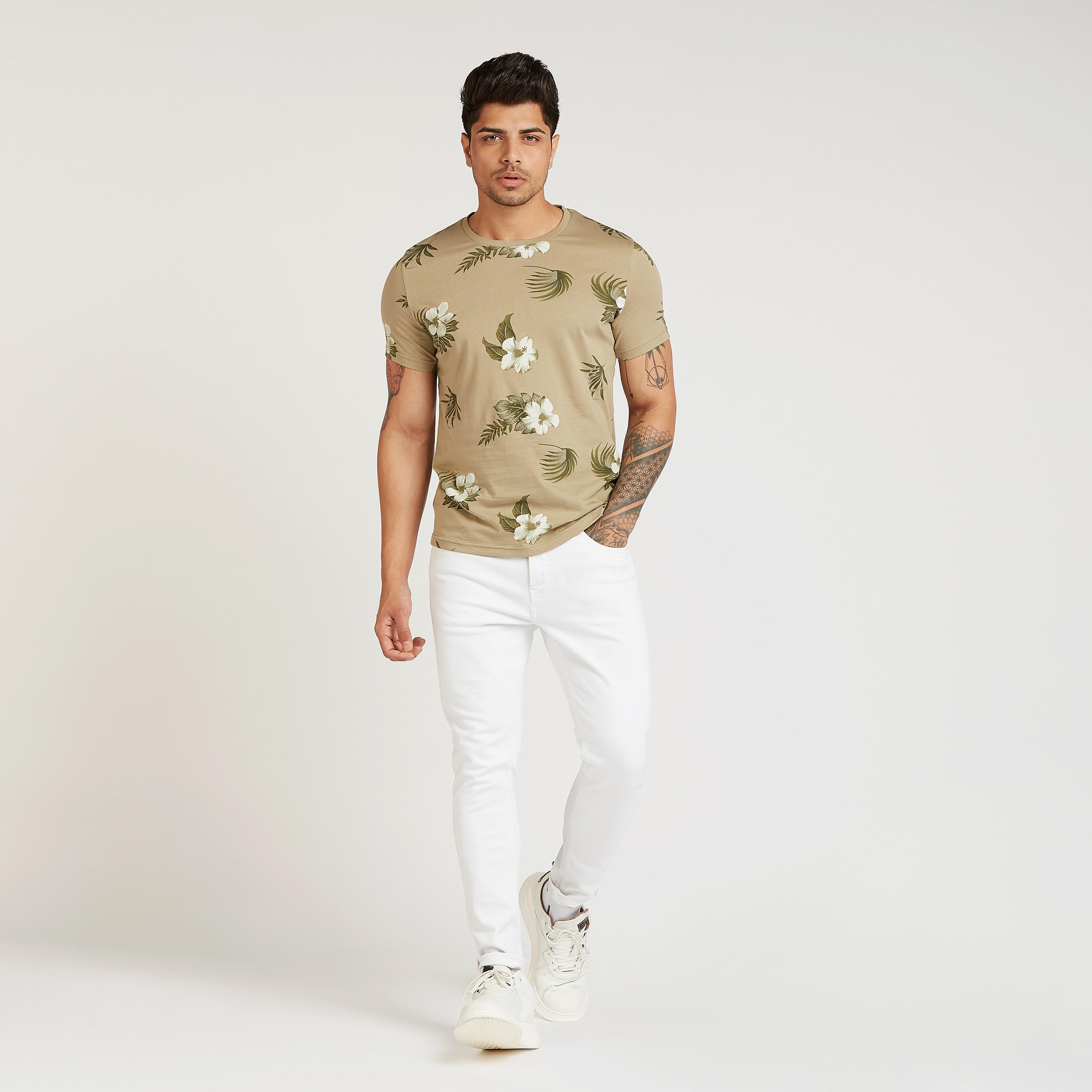 تيشيرت بأكمام قصيرة وياقة ضيقة وطبعات من آيكونيك-men-clothing-tshirtsandpolos-tshirts-image-2