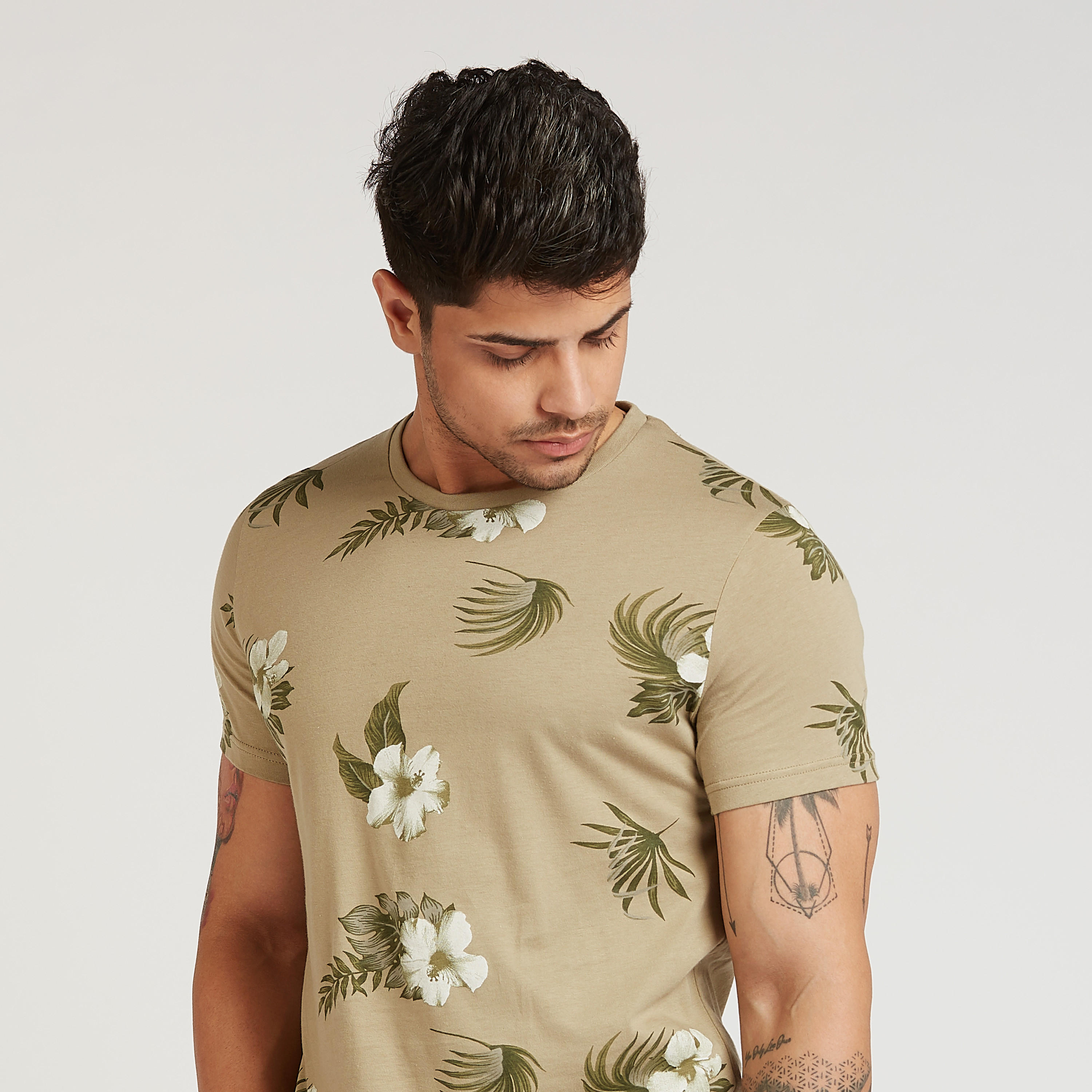 تيشيرت بأكمام قصيرة وياقة ضيقة وطبعات من آيكونيك-men-clothing-tshirtsandpolos-tshirts-image-3