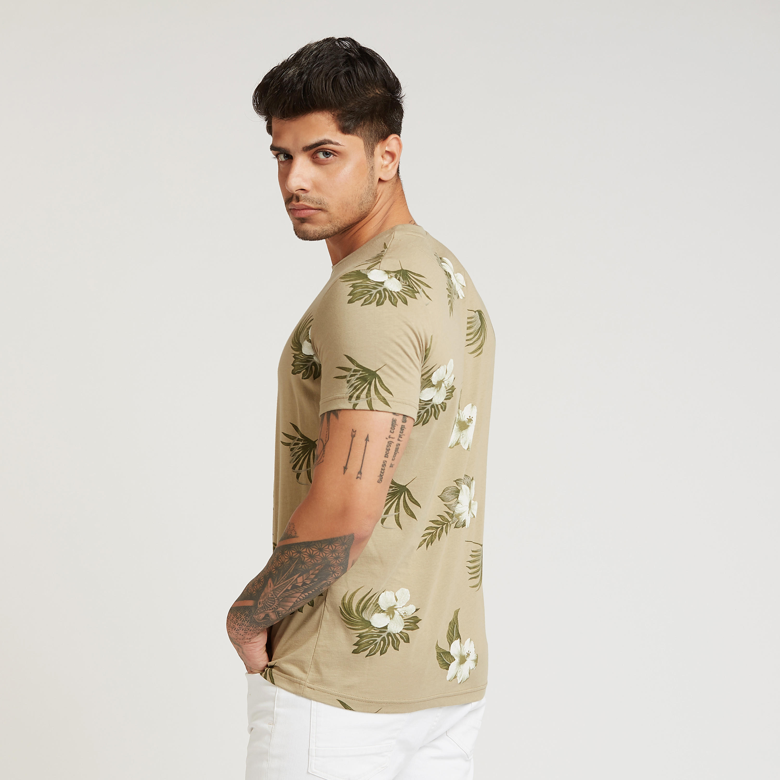 تيشيرت بأكمام قصيرة وياقة ضيقة وطبعات من آيكونيك-men-clothing-tshirtsandpolos-tshirts-image-4