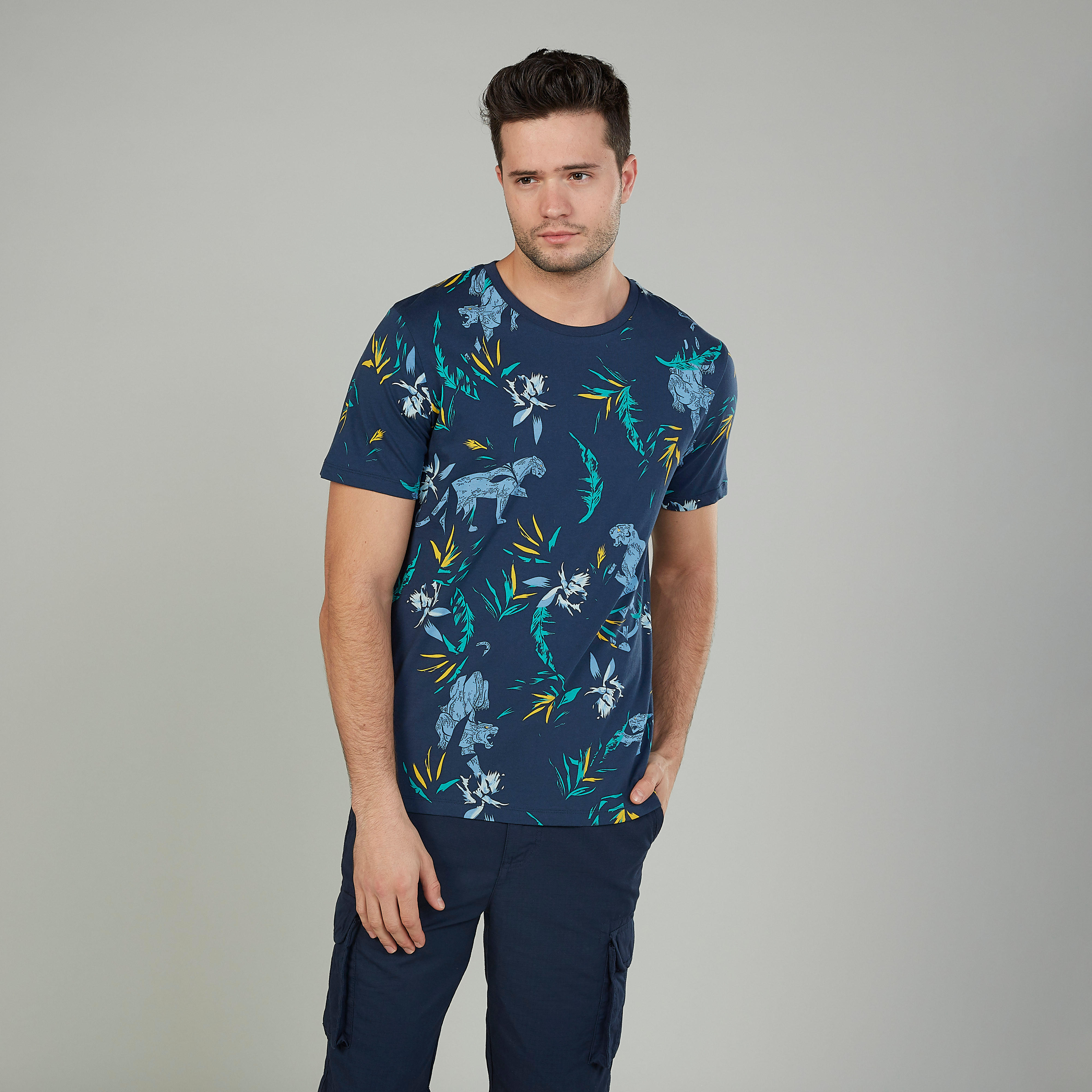 تيشيرت بأكمام قصيرة وياقة ضيقة وطبعات من آيكونيك-men-clothing-tshirtsandpolos-tshirts-image-1