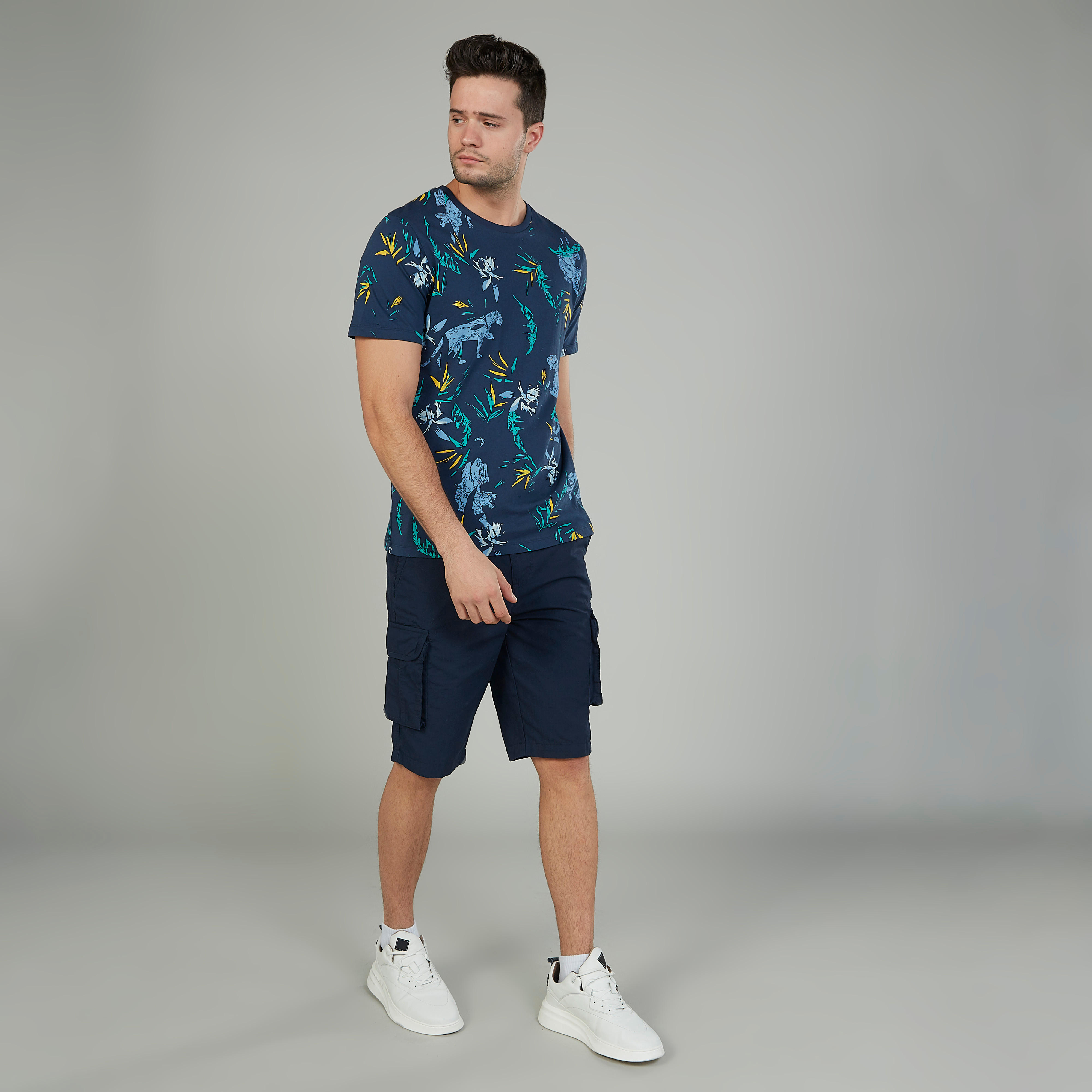 تيشيرت بأكمام قصيرة وياقة ضيقة وطبعات من آيكونيك-men-clothing-tshirtsandpolos-tshirts-image-2