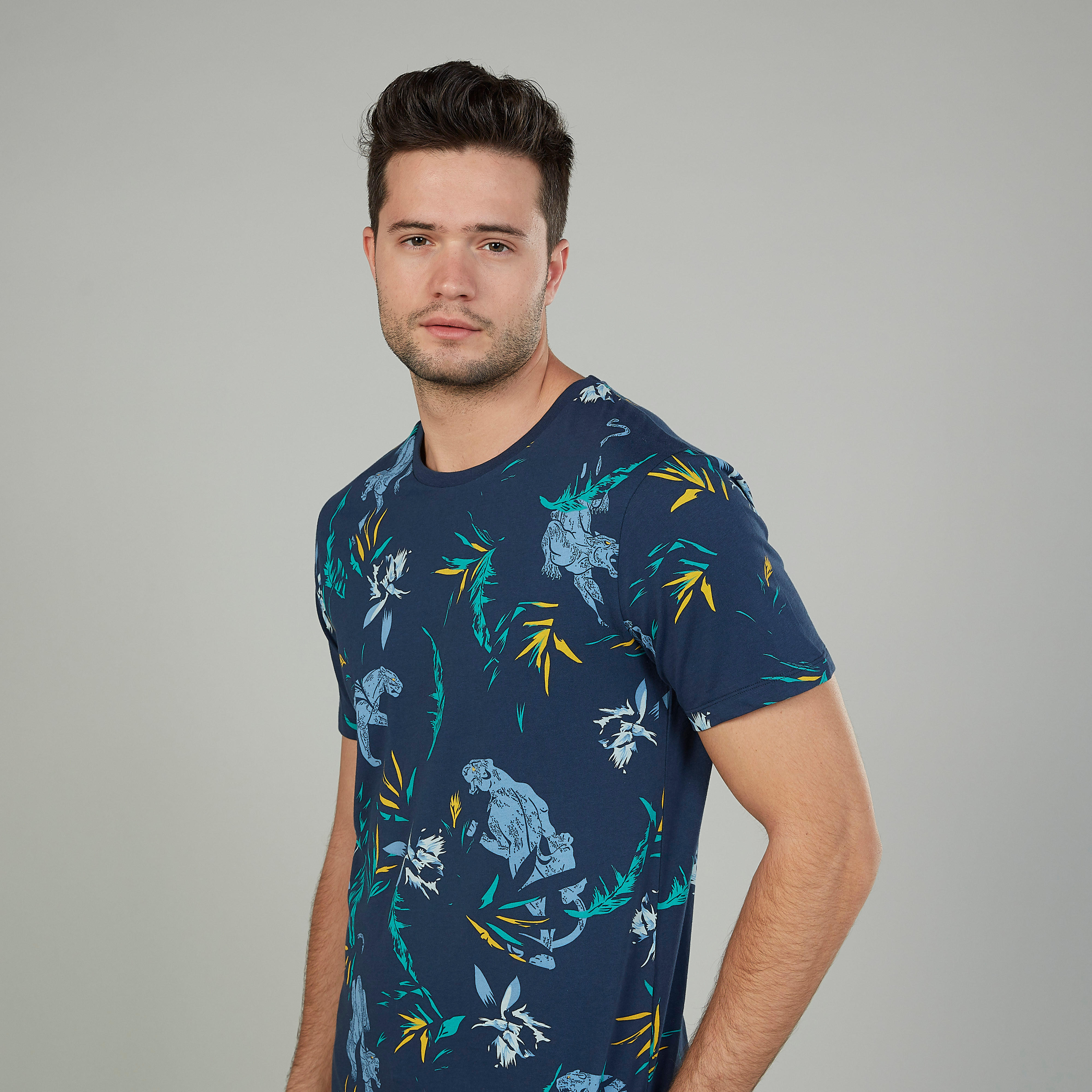 تيشيرت بأكمام قصيرة وياقة ضيقة وطبعات من آيكونيك-men-clothing-tshirtsandpolos-tshirts-image-3