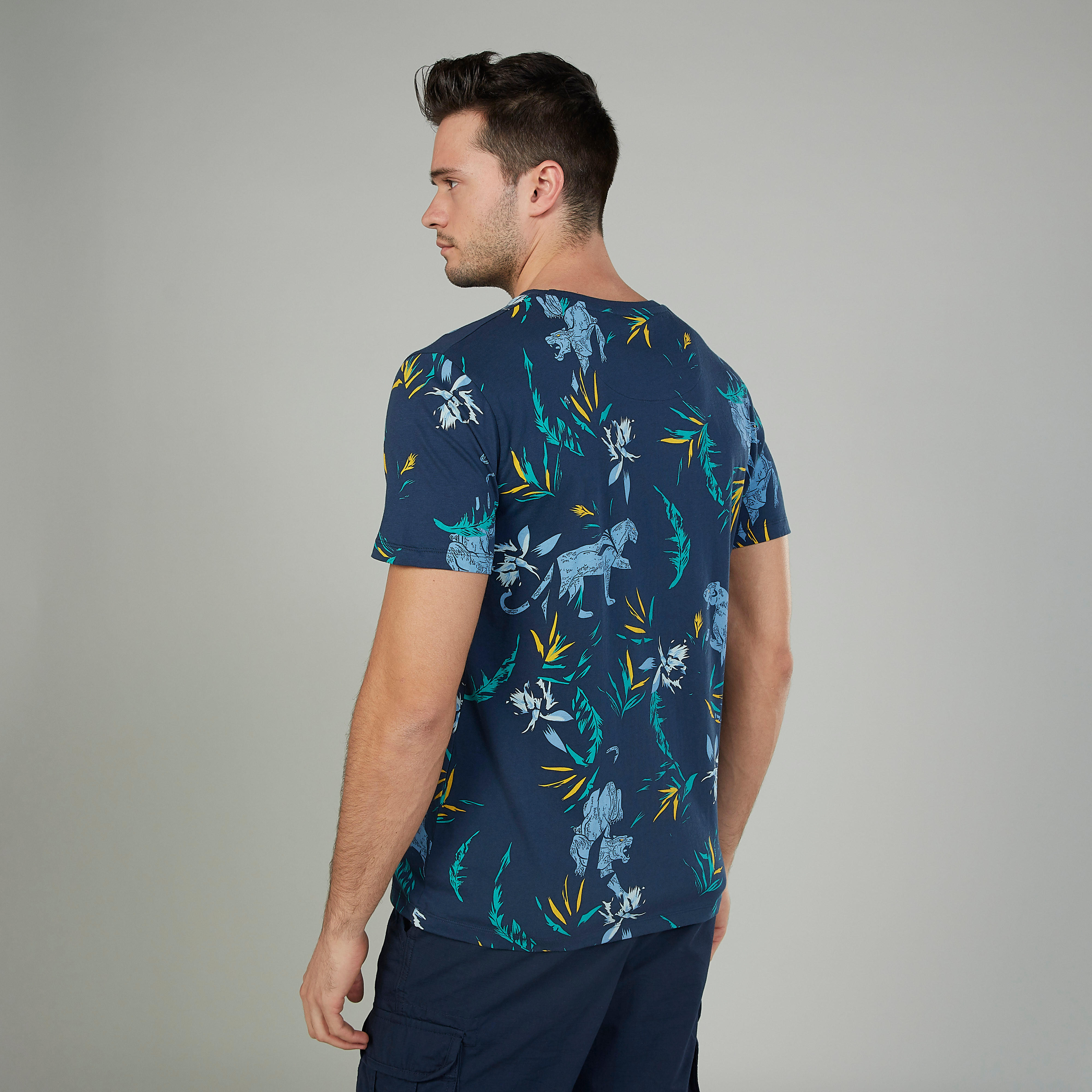 تيشيرت بأكمام قصيرة وياقة ضيقة وطبعات من آيكونيك-men-clothing-tshirtsandpolos-tshirts-image-4