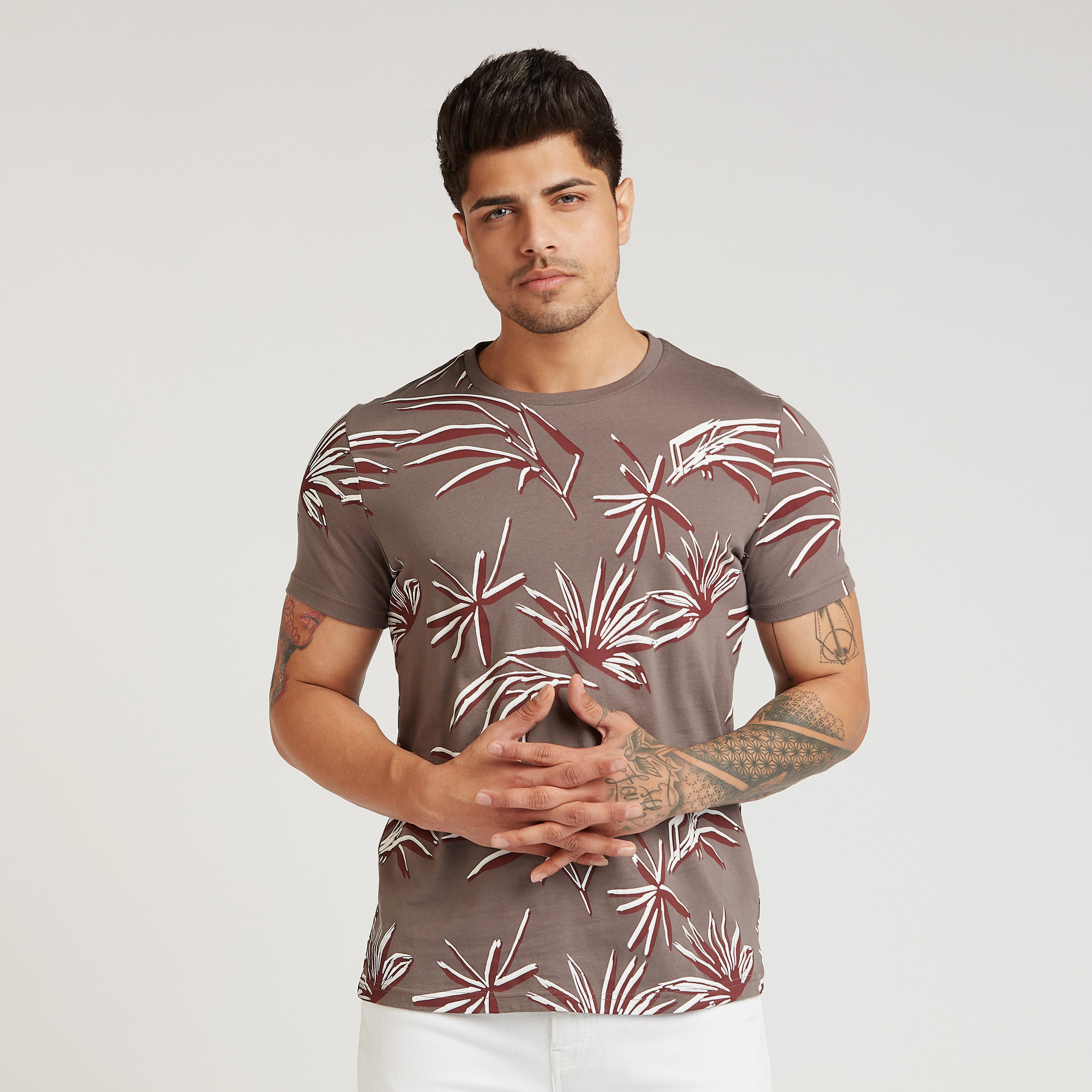 تيشيرت بأكمام قصيرة وياقة ضيقة وطبعات من آيكونيك-men-clothing-tshirtsandpolos-tshirts-image-4