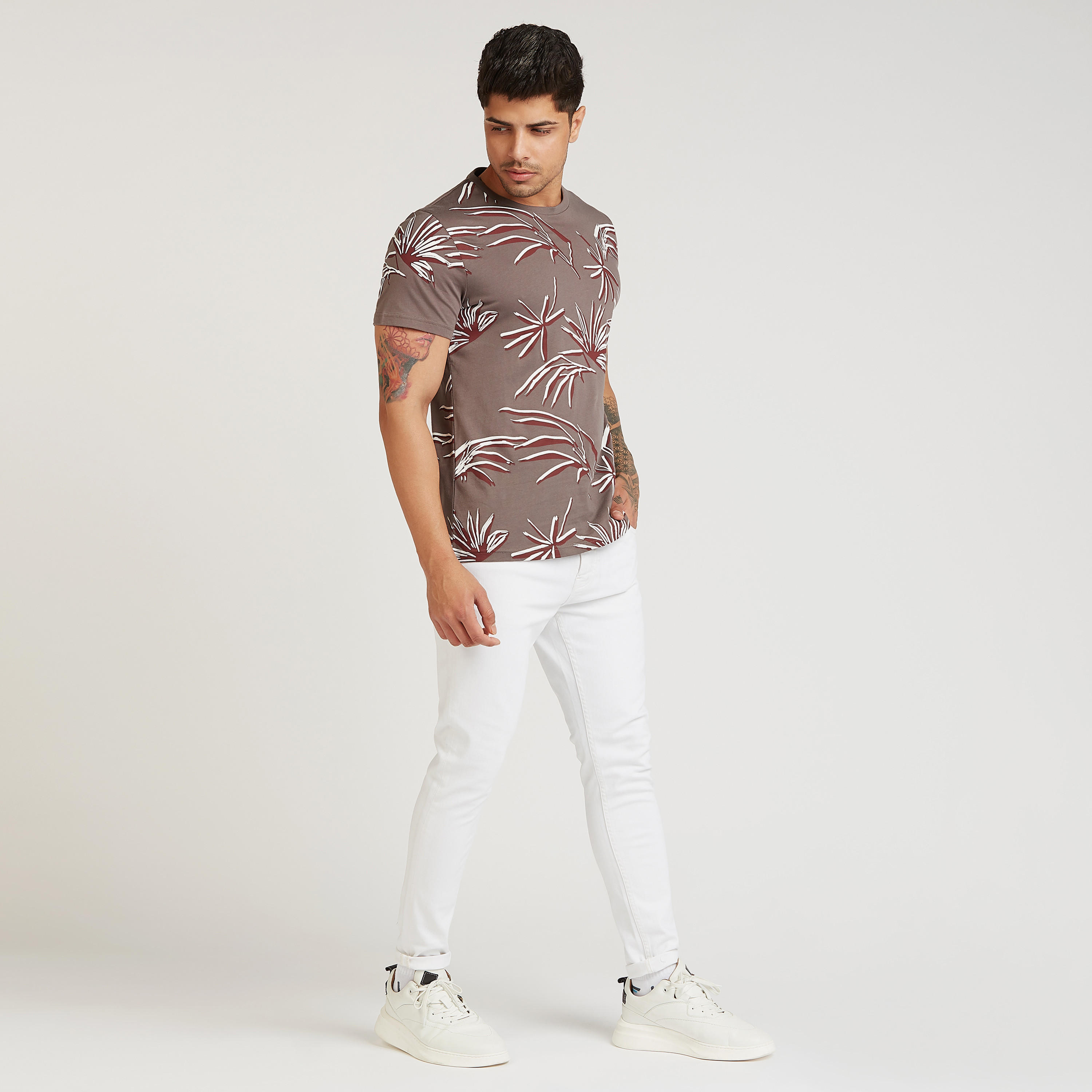 تيشيرت بأكمام قصيرة وياقة ضيقة وطبعات من آيكونيك-men-clothing-tshirtsandpolos-tshirts-image-3