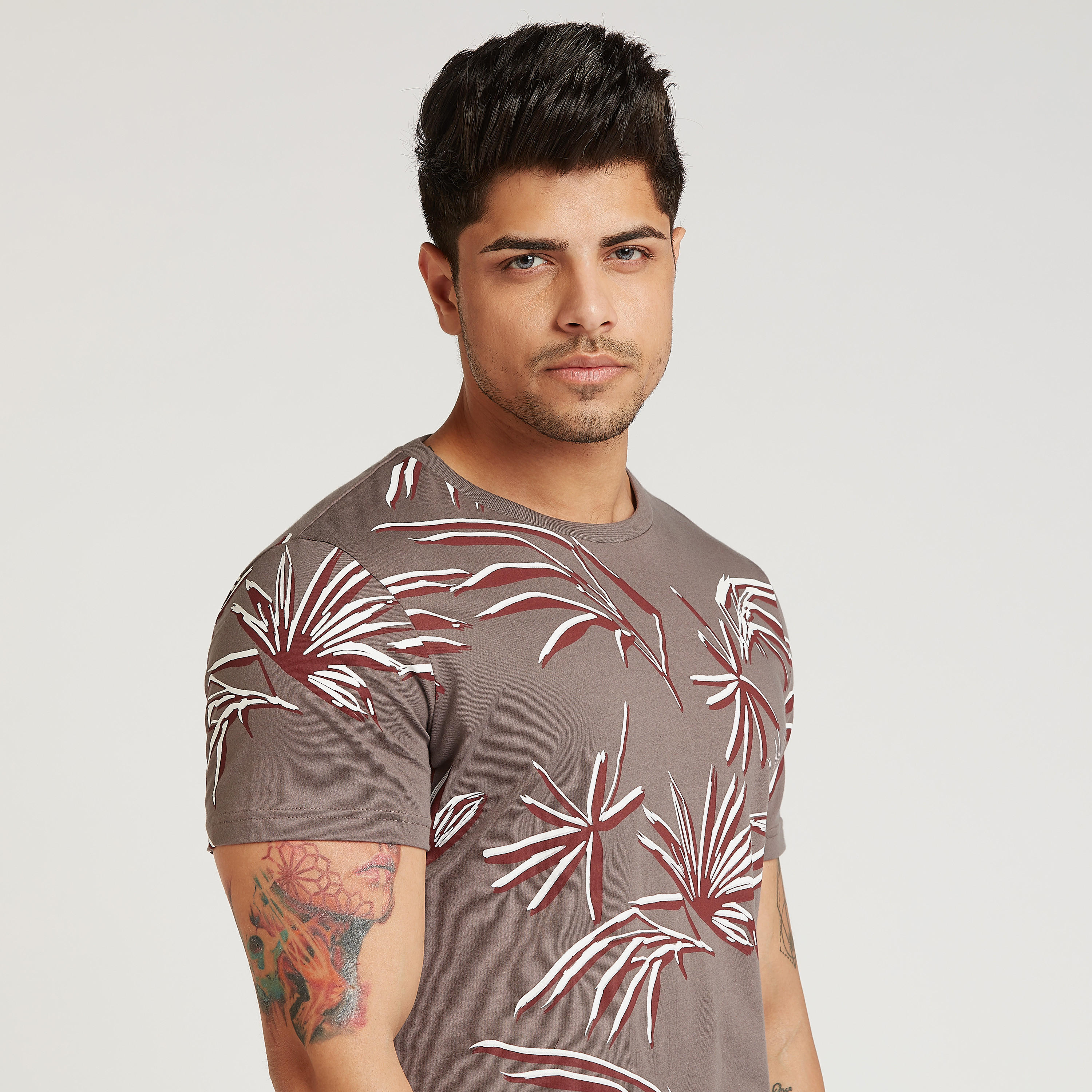 تيشيرت بأكمام قصيرة وياقة ضيقة وطبعات من آيكونيك-men-clothing-tshirtsandpolos-tshirts-image-2