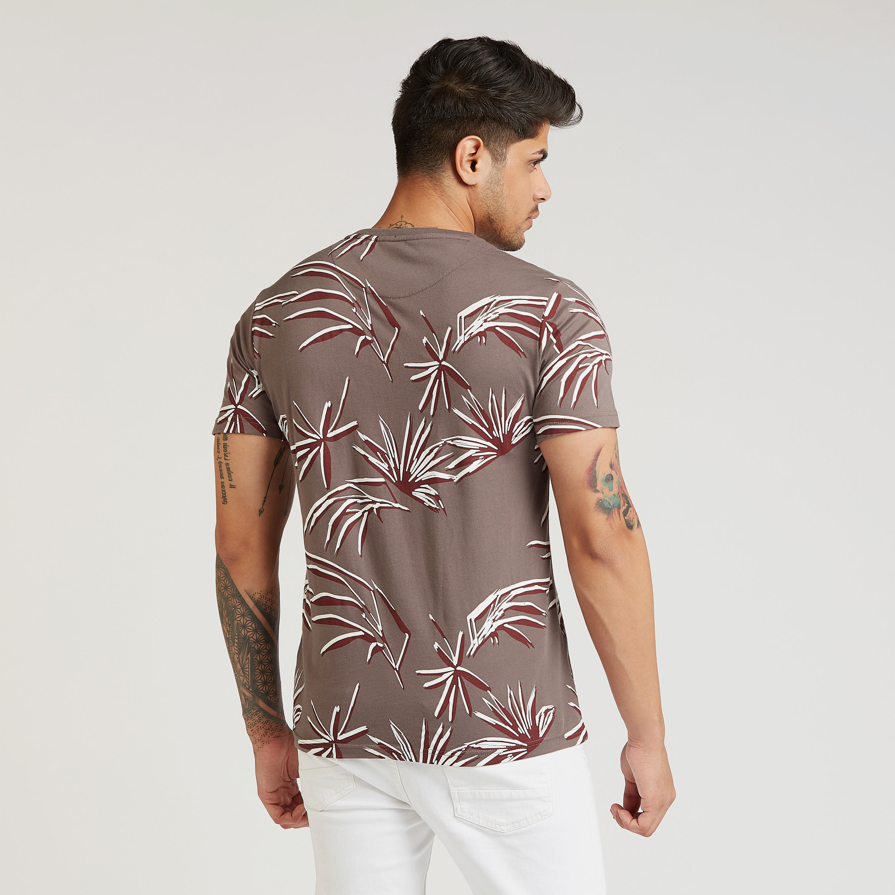تيشيرت بأكمام قصيرة وياقة ضيقة وطبعات من آيكونيك-men-clothing-tshirtsandpolos-tshirts-image-1