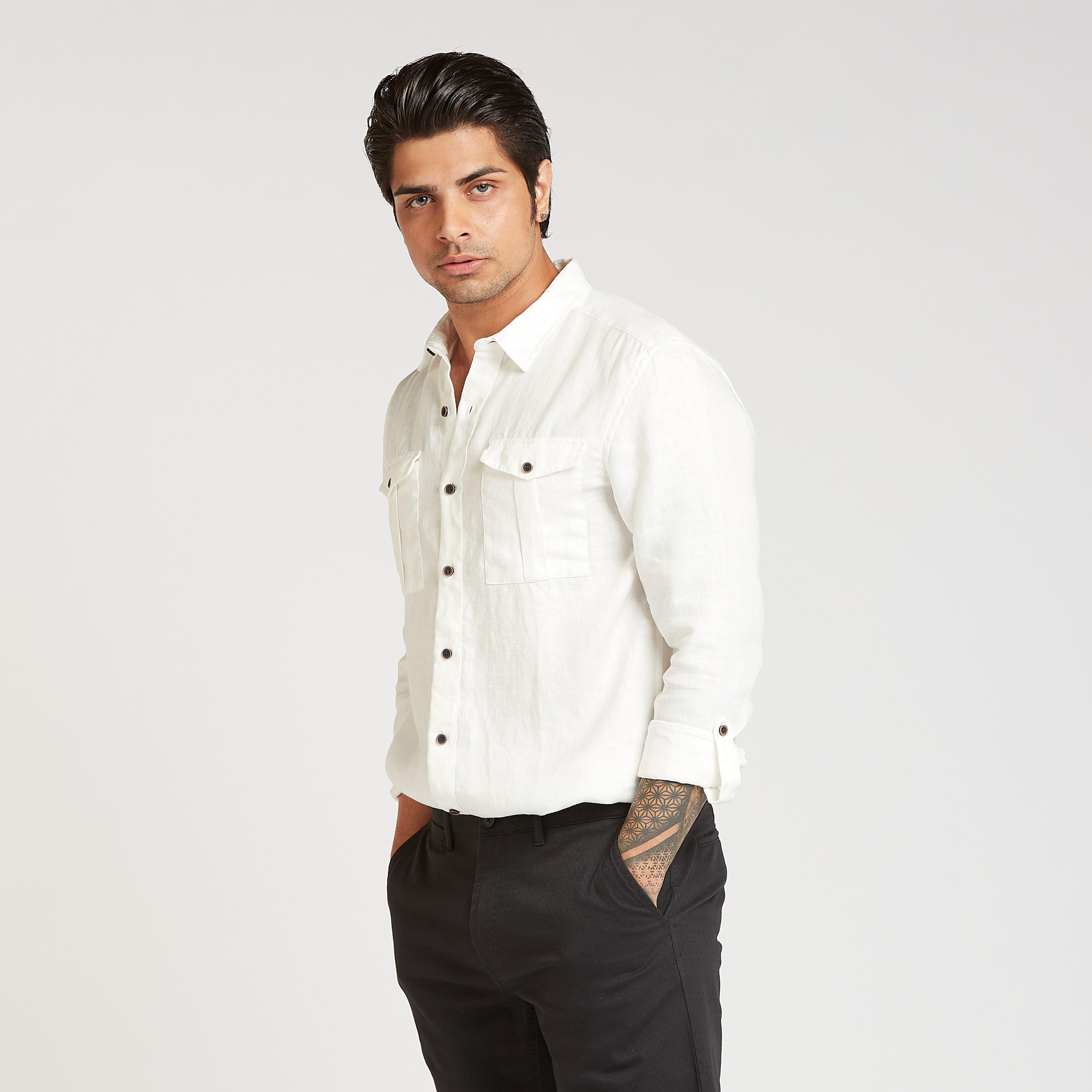 قميص كتّان بارز الملمس بأكمام طويلة وجيوب بطيّة من آيكونيك-men-clothing-shirts-image-1