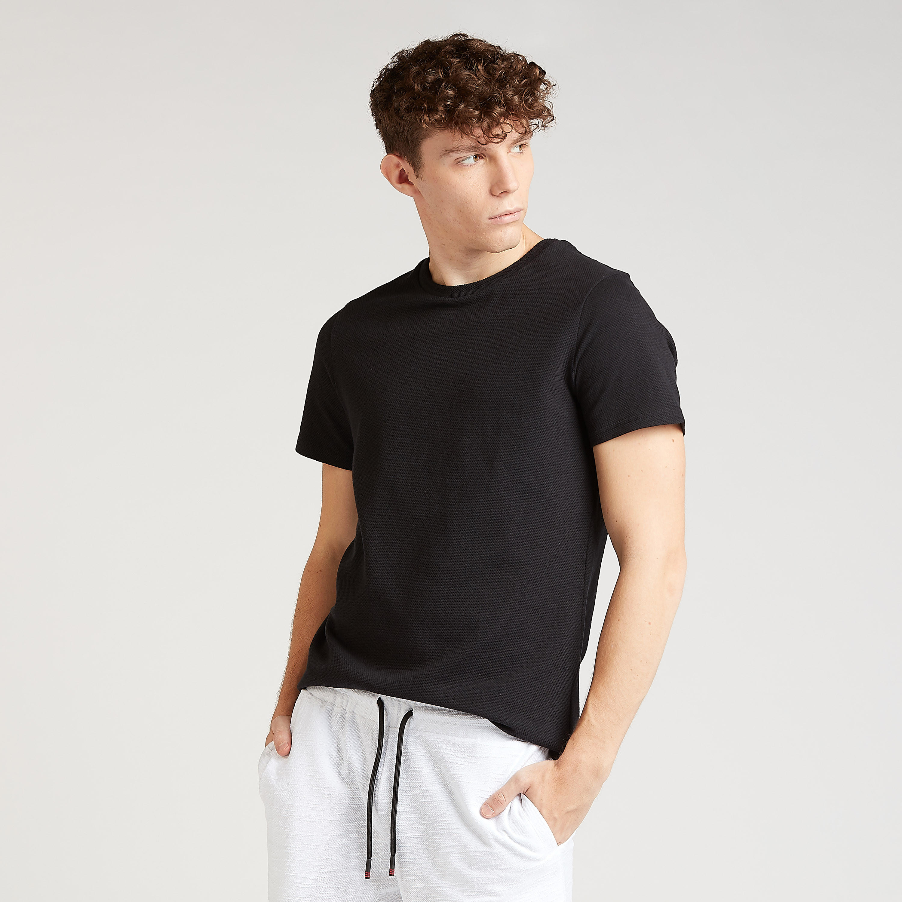 تيشيرت مستدام بارز الملمس بياقة ضيّقة وأكمام قصيرة من آيكونيك-men-clothing-tshirtsandpolos-tshirts-image-1