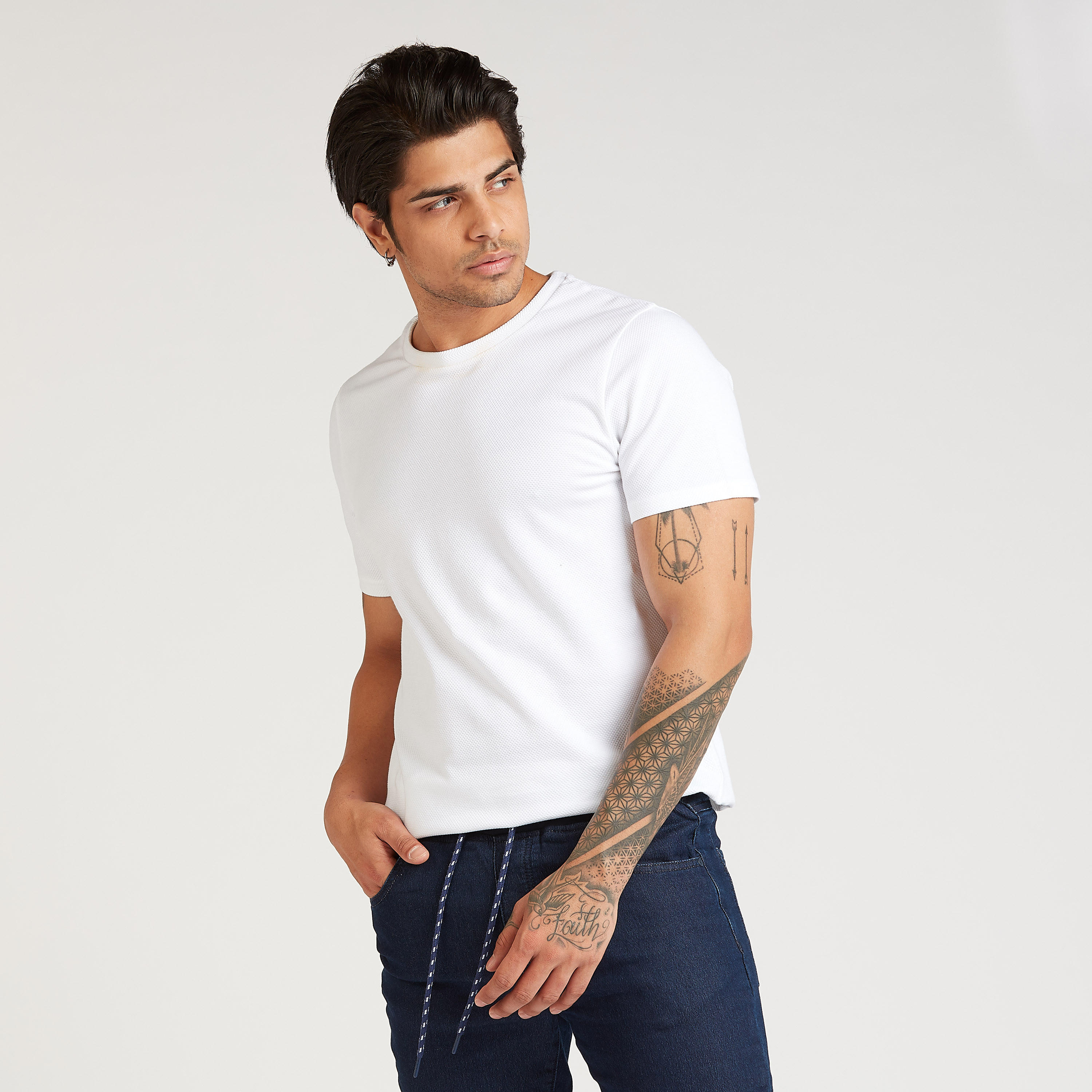تيشيرت مستدام بارز الملمس بياقة ضيّقة وأكمام قصيرة من آيكونيك-men-clothing-tshirtsandpolos-tshirts-image-5