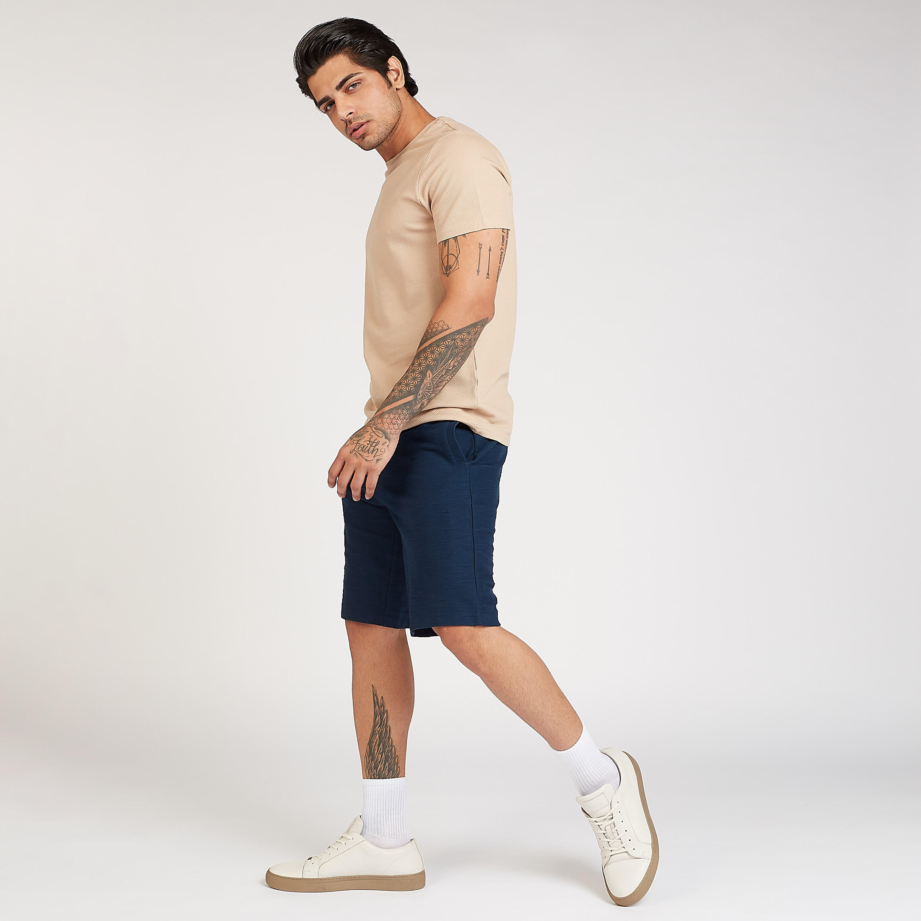 تيشيرت مستدام بارز الملمس بياقة ضيّقة وأكمام قصيرة من آيكونيك-men-clothing-tshirtsandpolos-tshirts-image-10