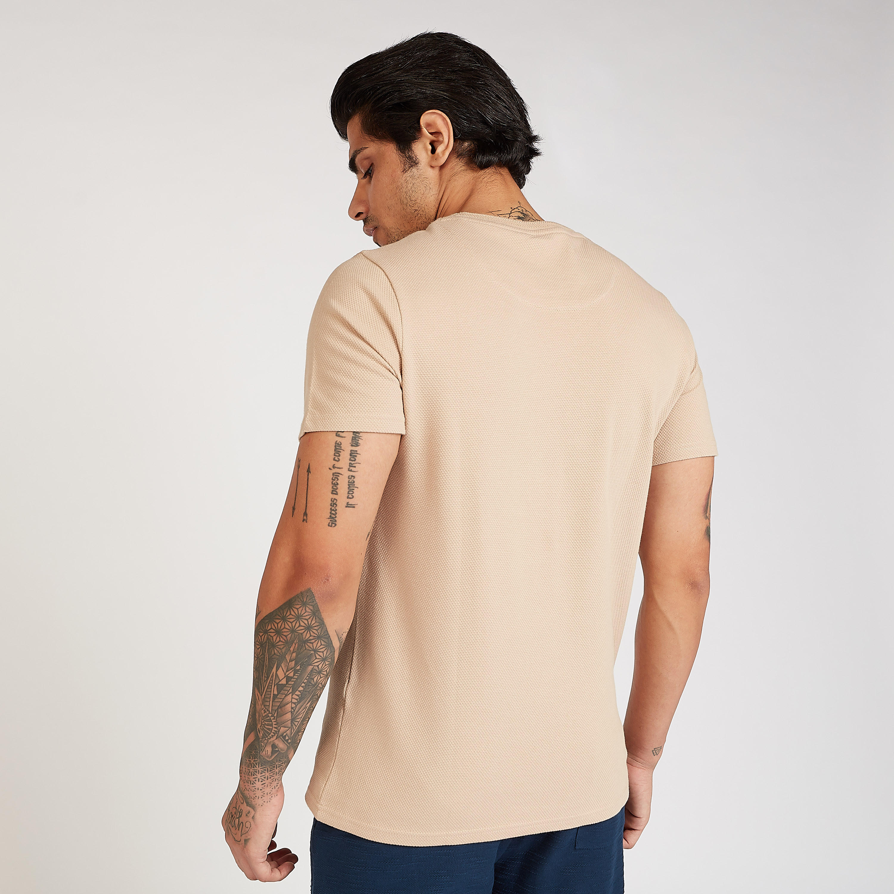 تيشيرت مستدام بارز الملمس بياقة ضيّقة وأكمام قصيرة من آيكونيك-men-clothing-tshirtsandpolos-tshirts-image-12